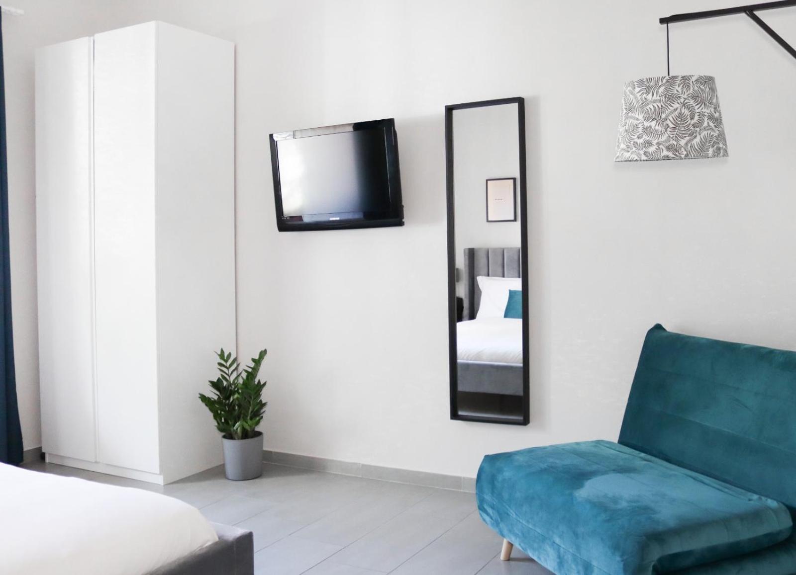 Apartment with Balcony - Photo 16