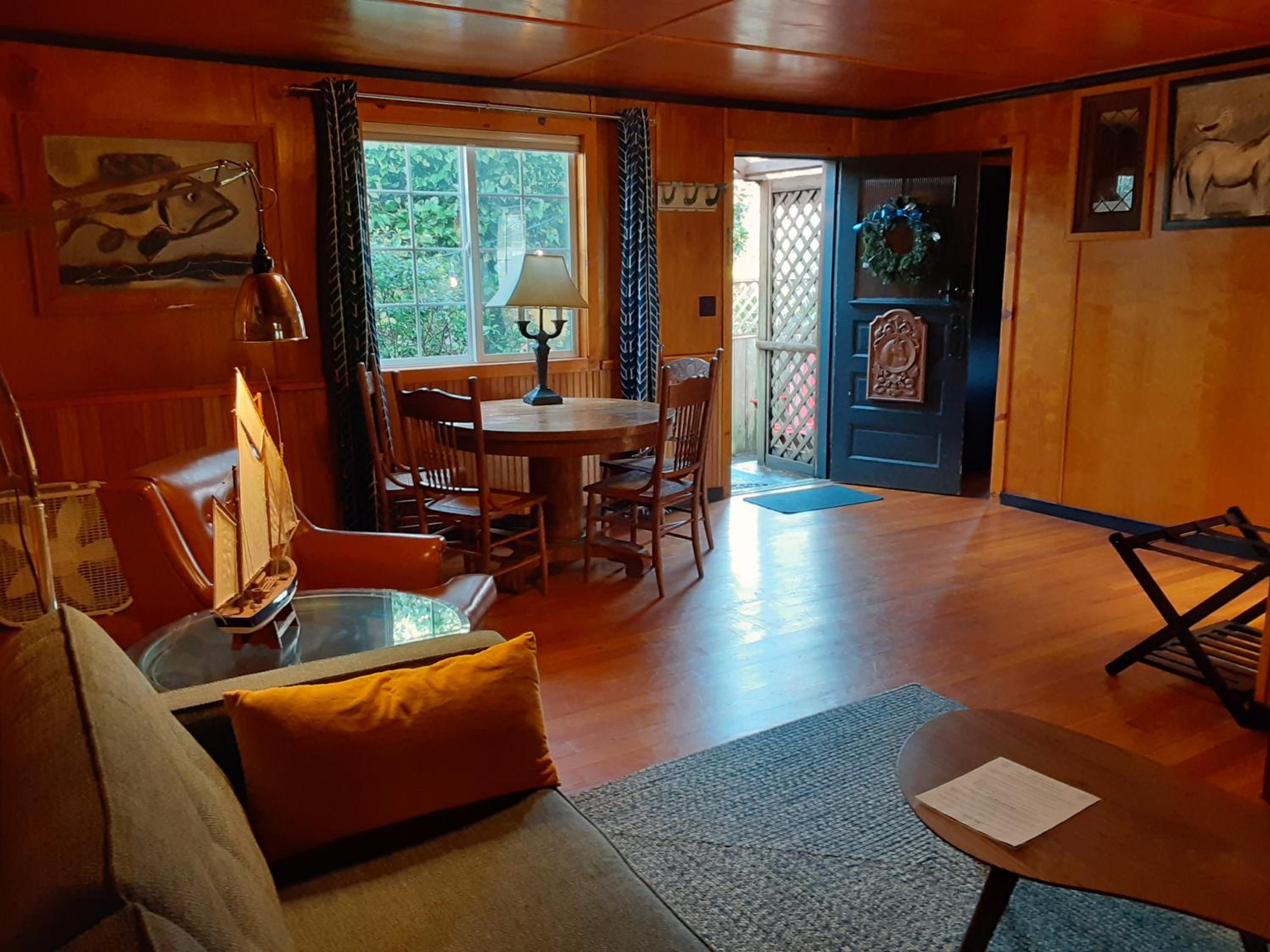 Deluxe Queen Suite