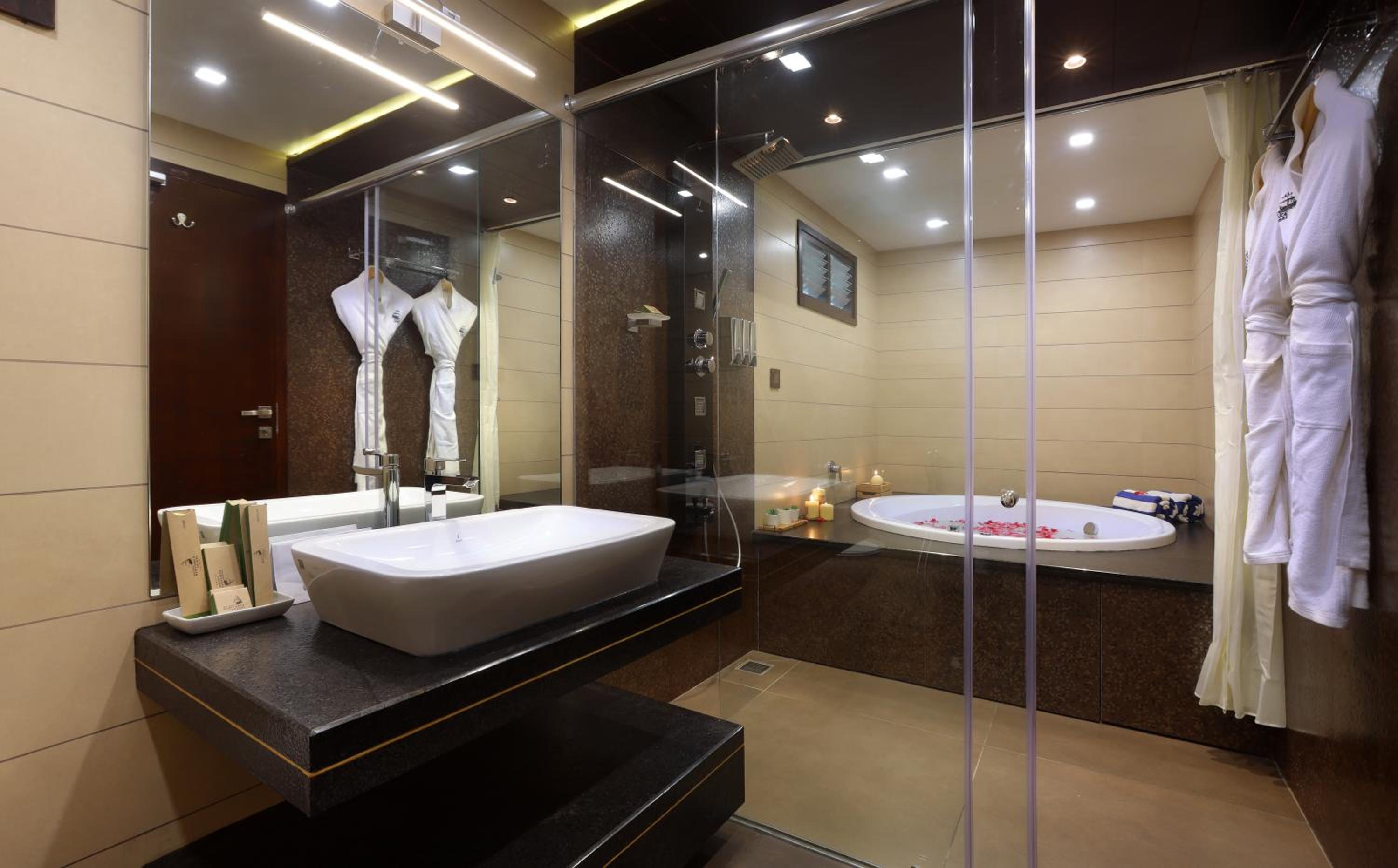 Tranquil jacuzzi - Photo 2