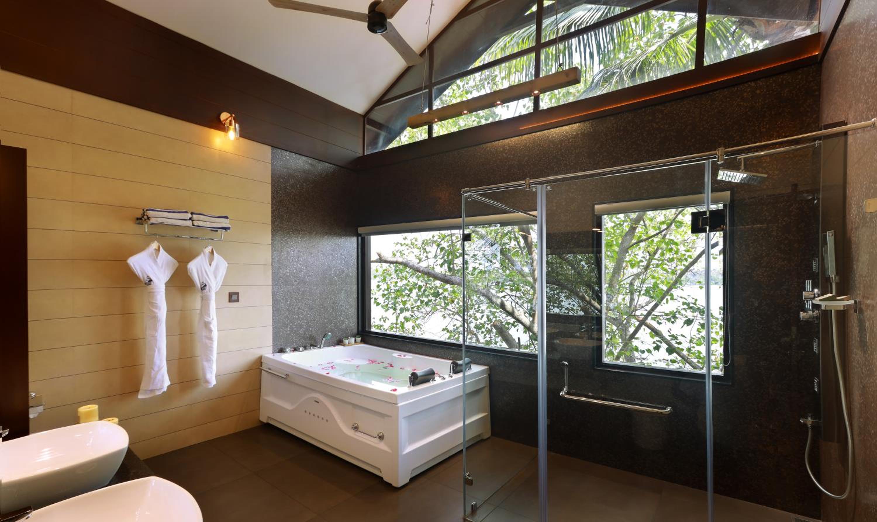 Panoramic lake view jacuzzi - Photo 2