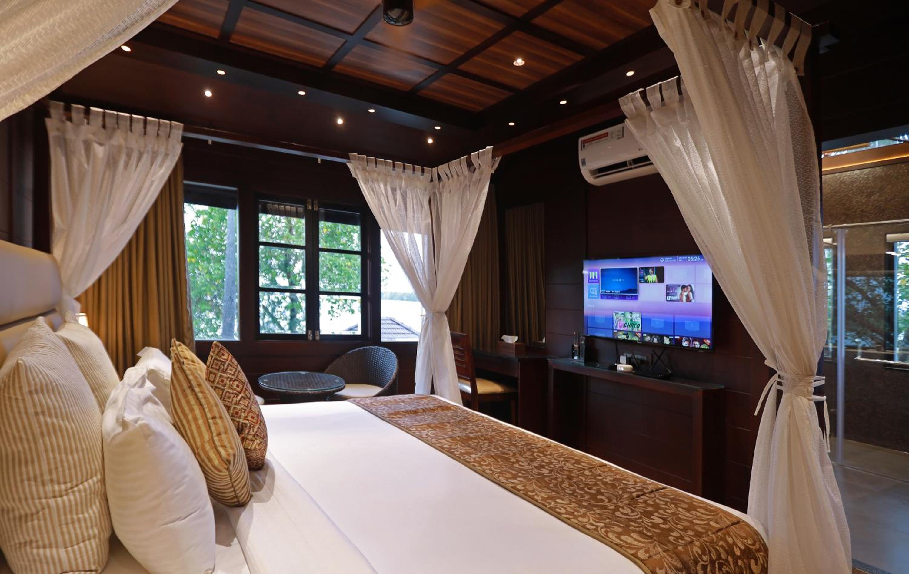 Panoramic lake view jacuzzi - Photo 3