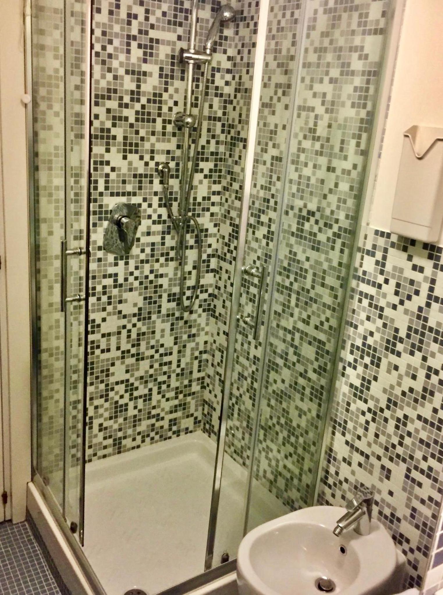 Queen Room photo 2