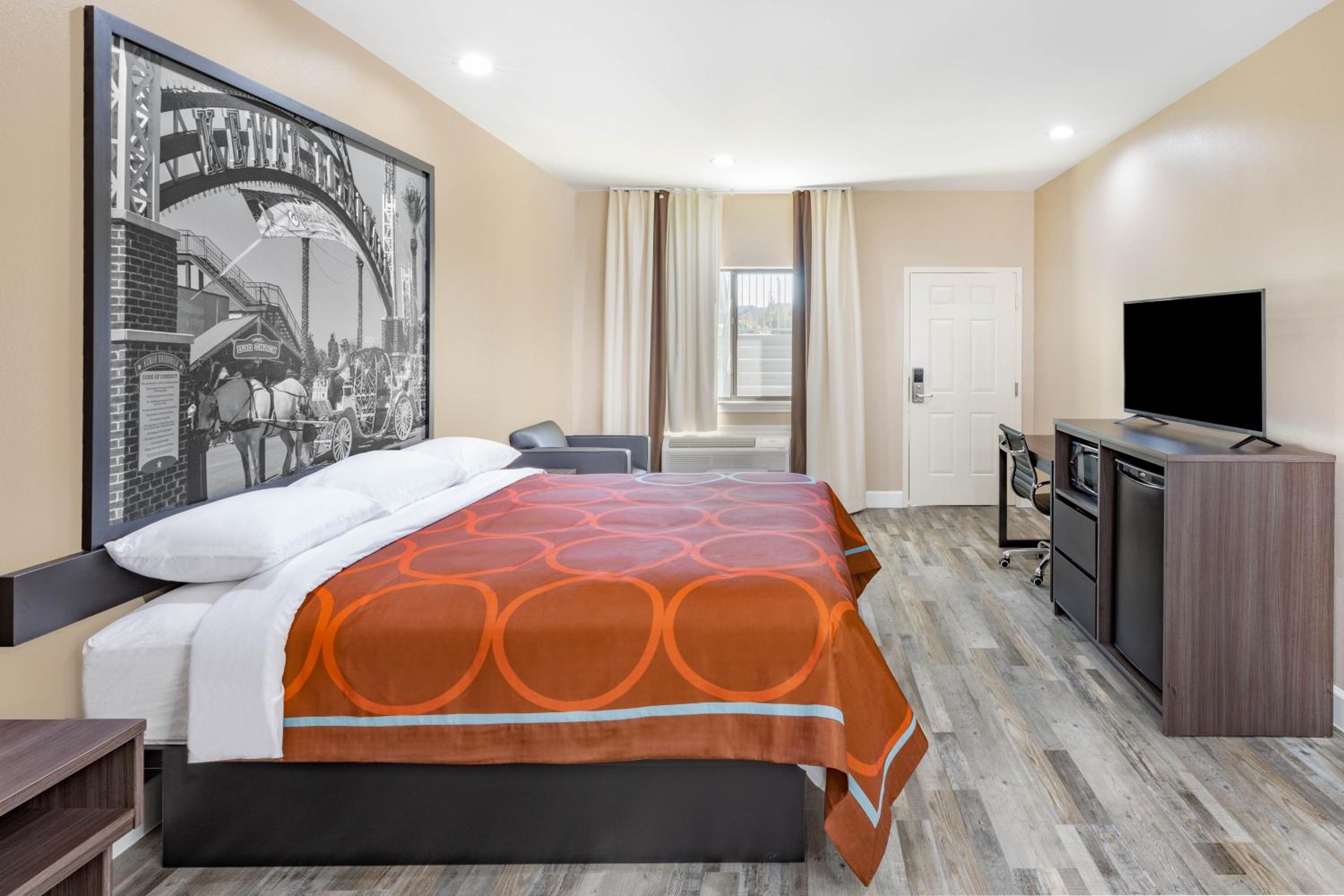 King Room with Mobility/Hearing Impaired Access - Non-Smoking - Photo 2