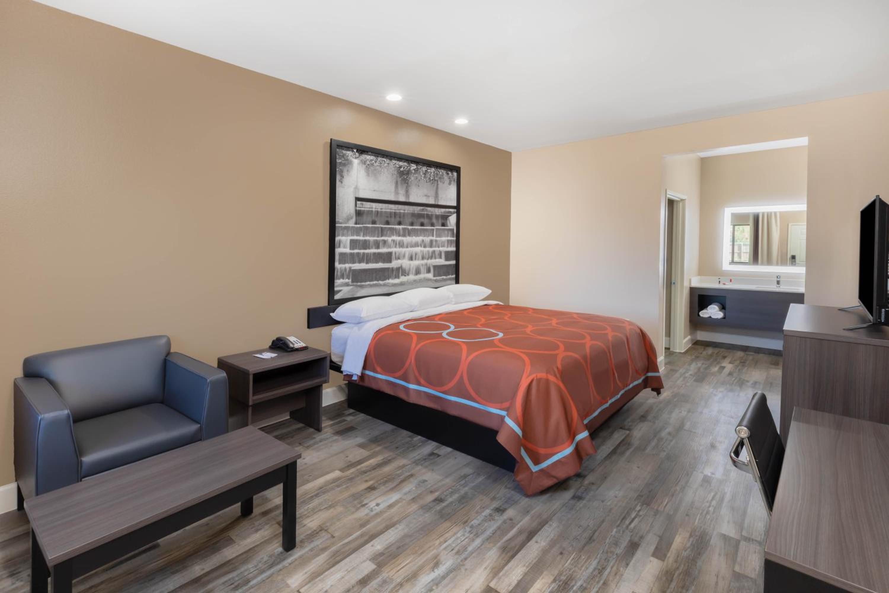 King Room - Non-Smoking - Photo 2