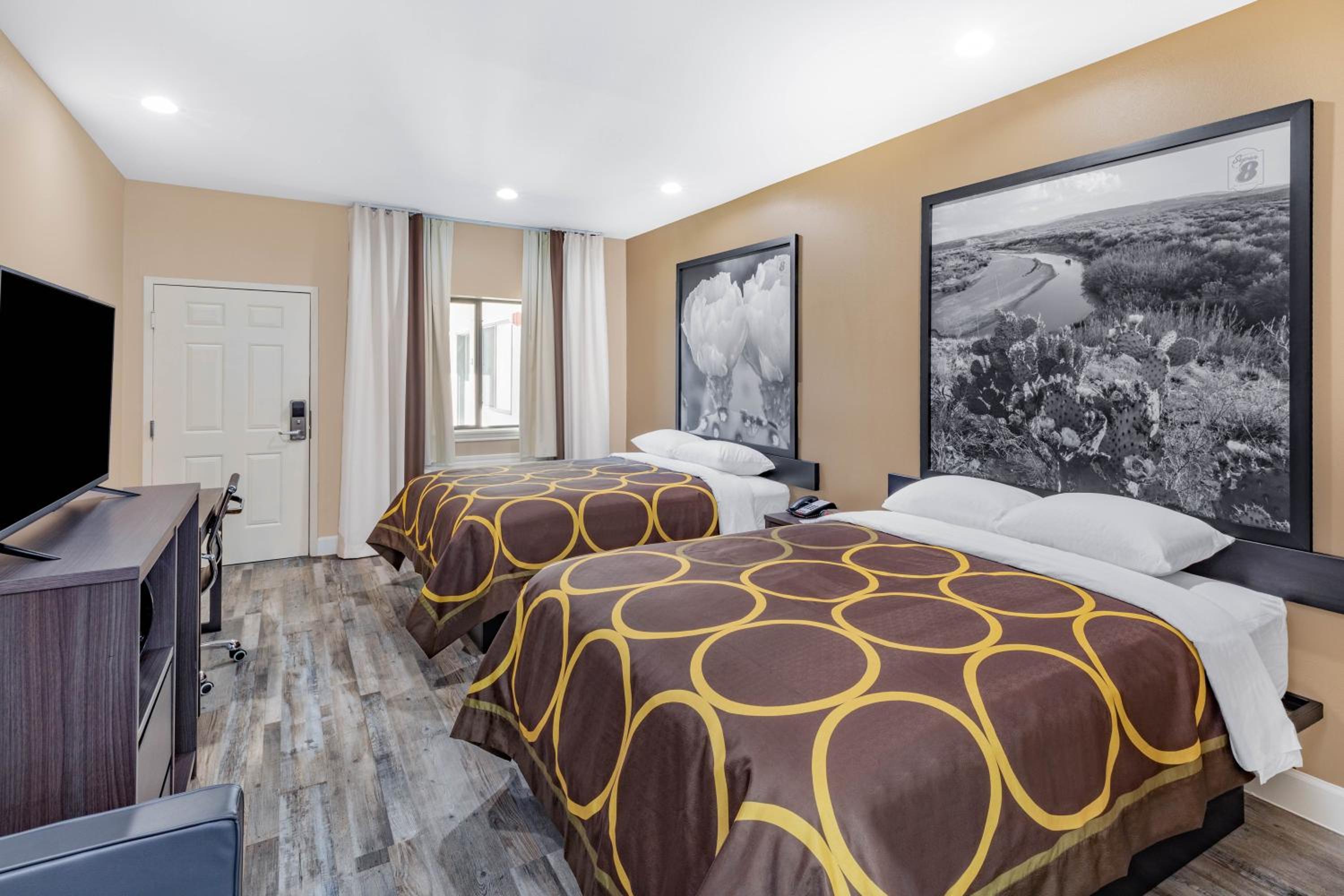 Queen Room with Two Queen Beds - Non-Smoking - Photo 6