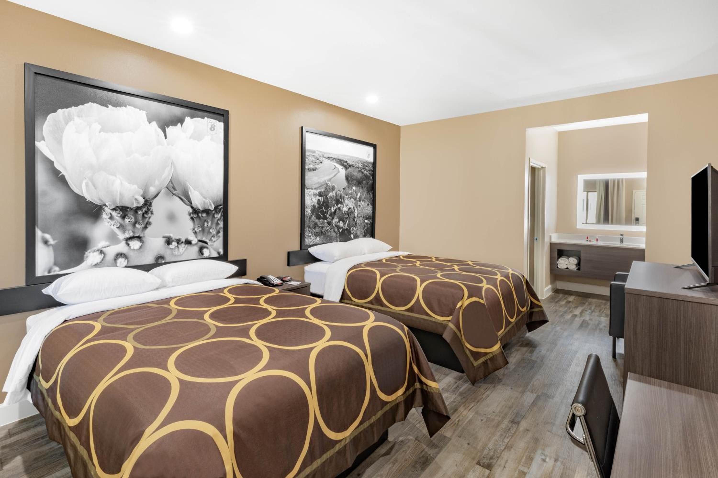 Queen Room with Two Queen Beds - Non-Smoking - Photo 1