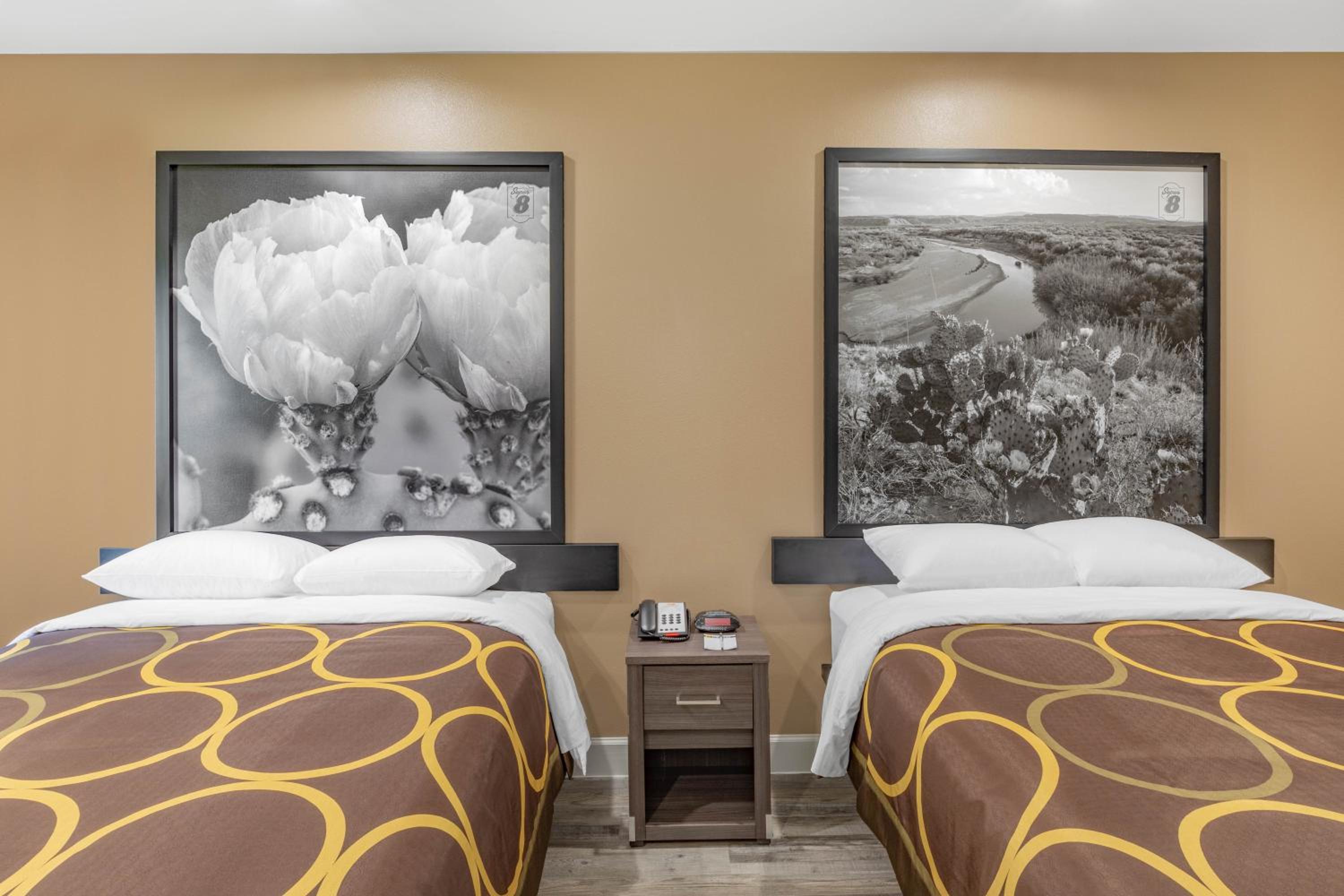 Queen Room with Two Queen Beds - Non-Smoking - Photo 5