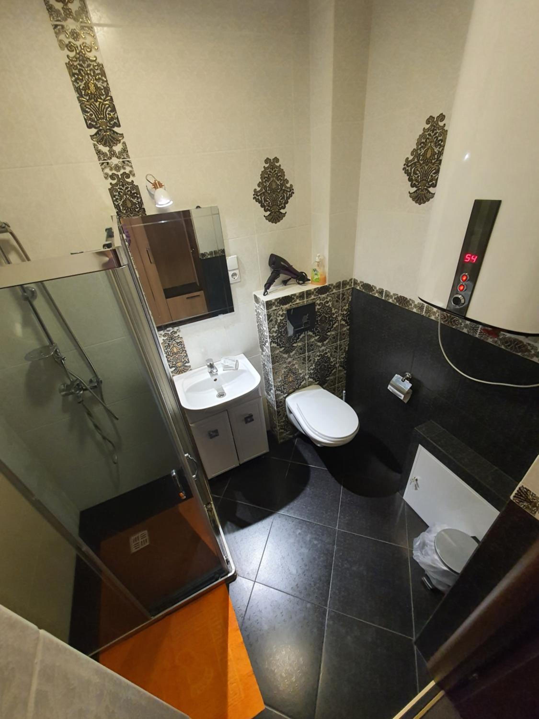 Apartment with Balcony - Photo 4