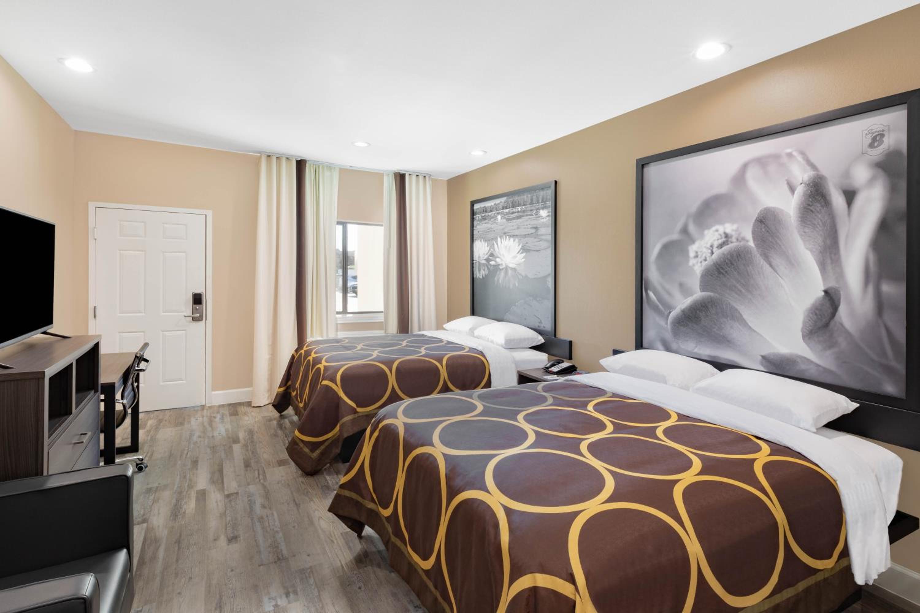 Studio with Two Queen Beds - Non-Smoking - Photo 6