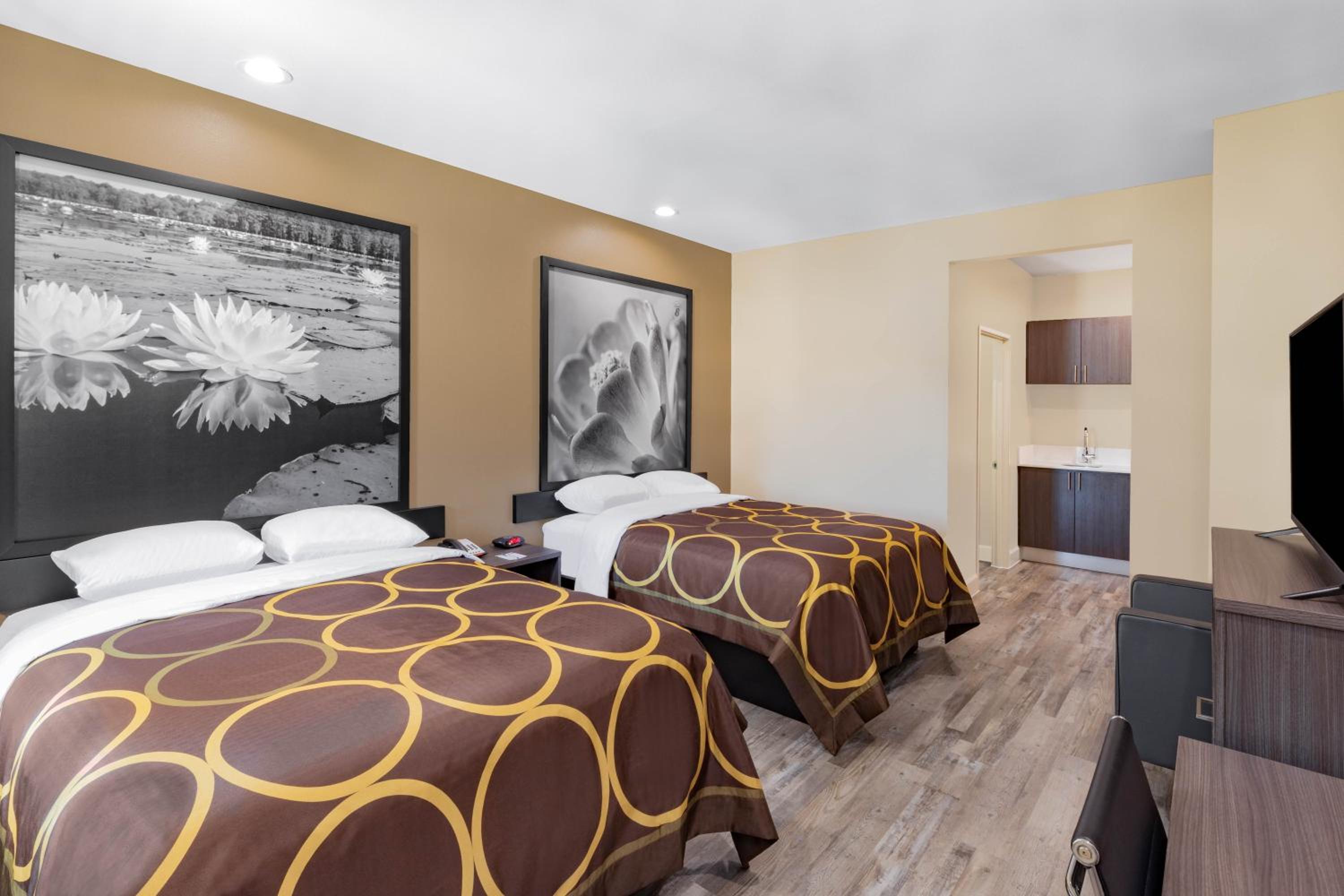 Studio with Two Queen Beds - Non-Smoking - Photo 2