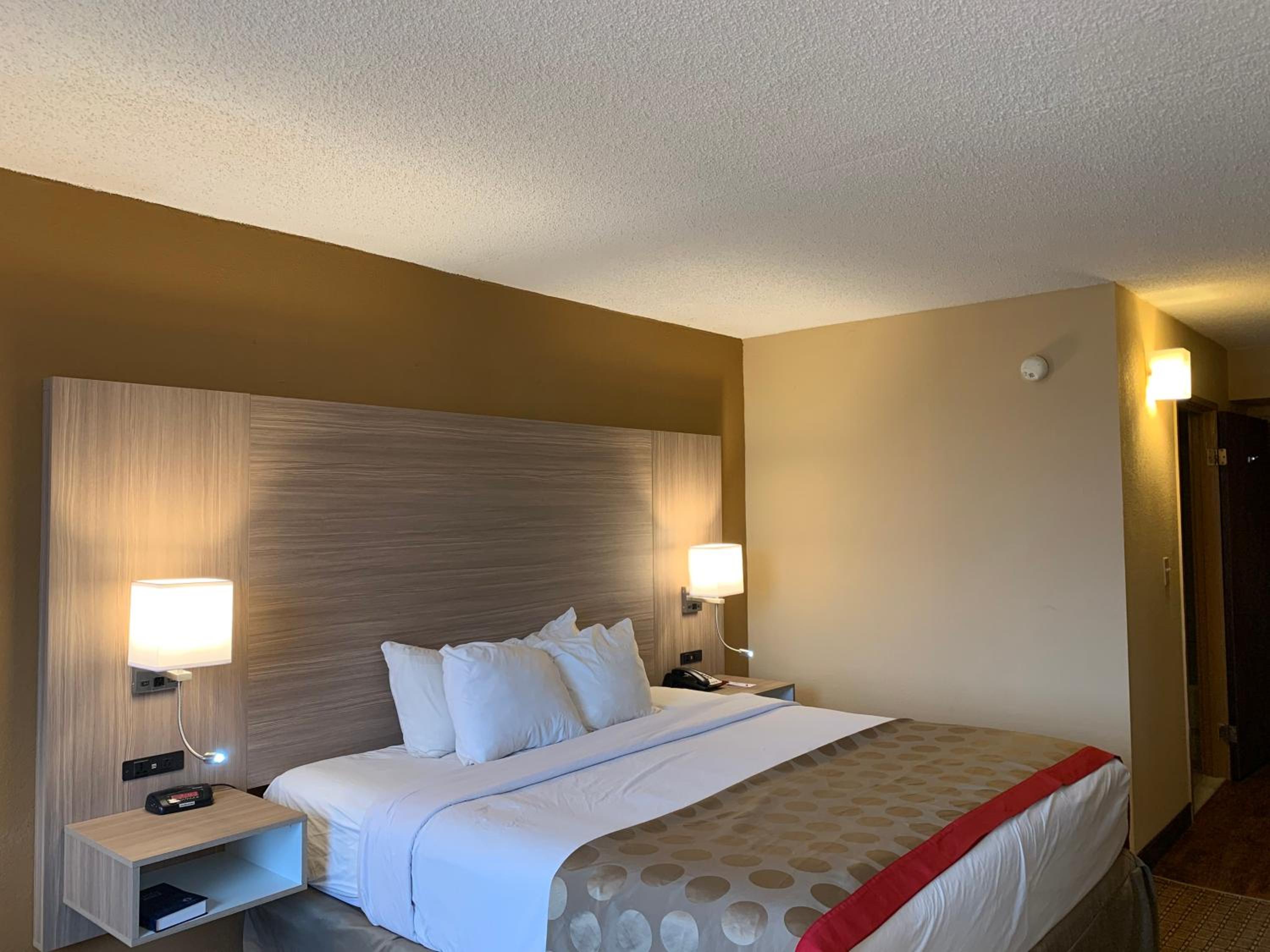 King Room with Interior Hall - Non-Smoking - Photo 3
