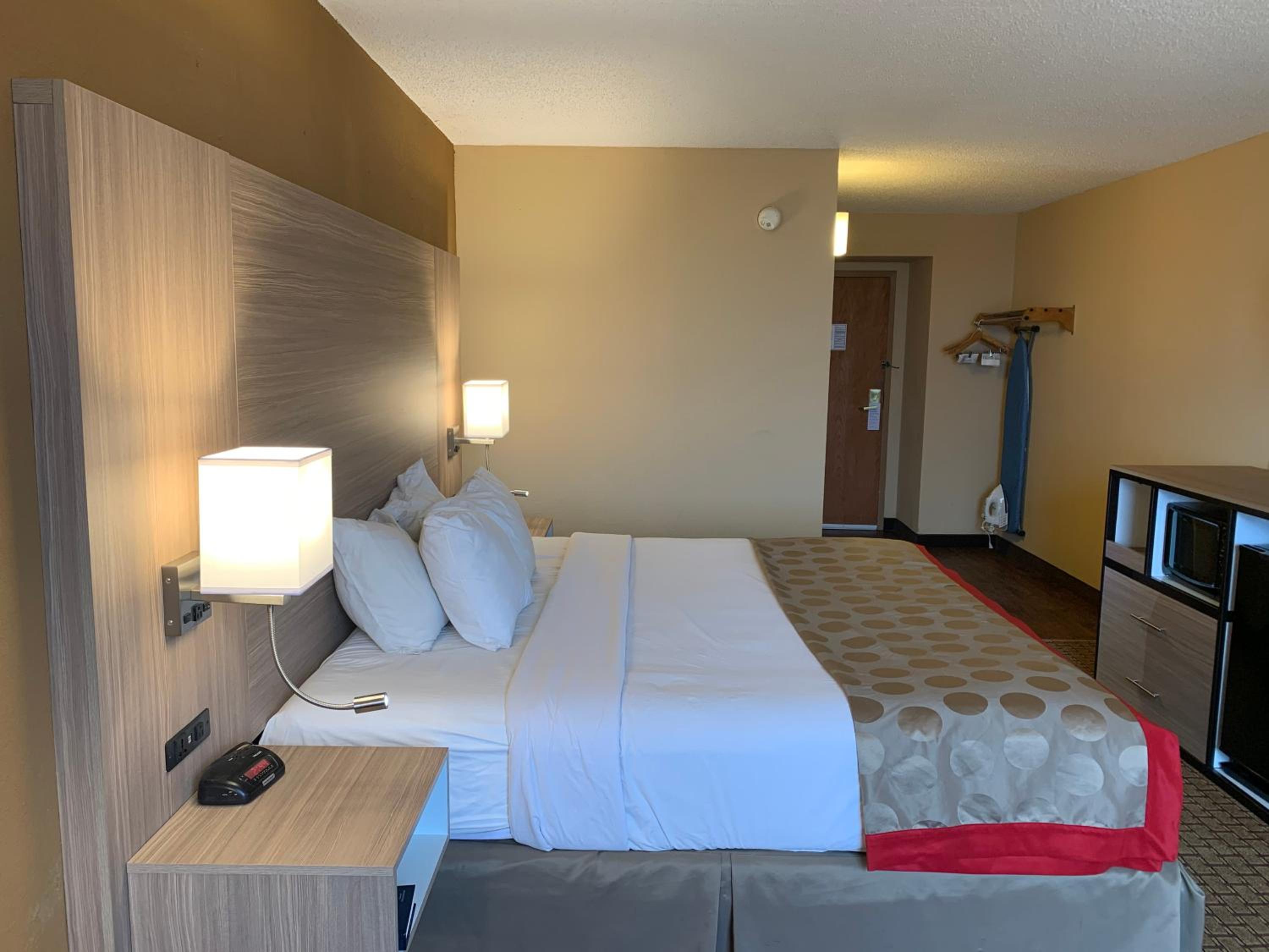 King Room with Interior Hall - Non-Smoking - Photo 4