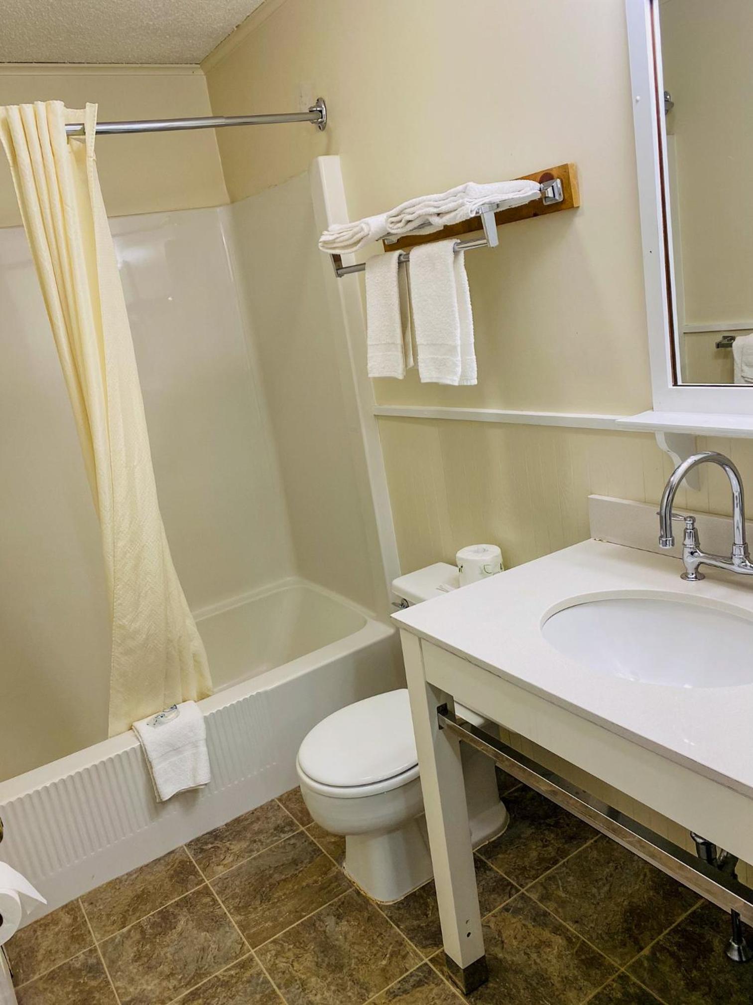 Deluxe Queen Room with Two Queen Beds - Non-Smoking - Photo 3