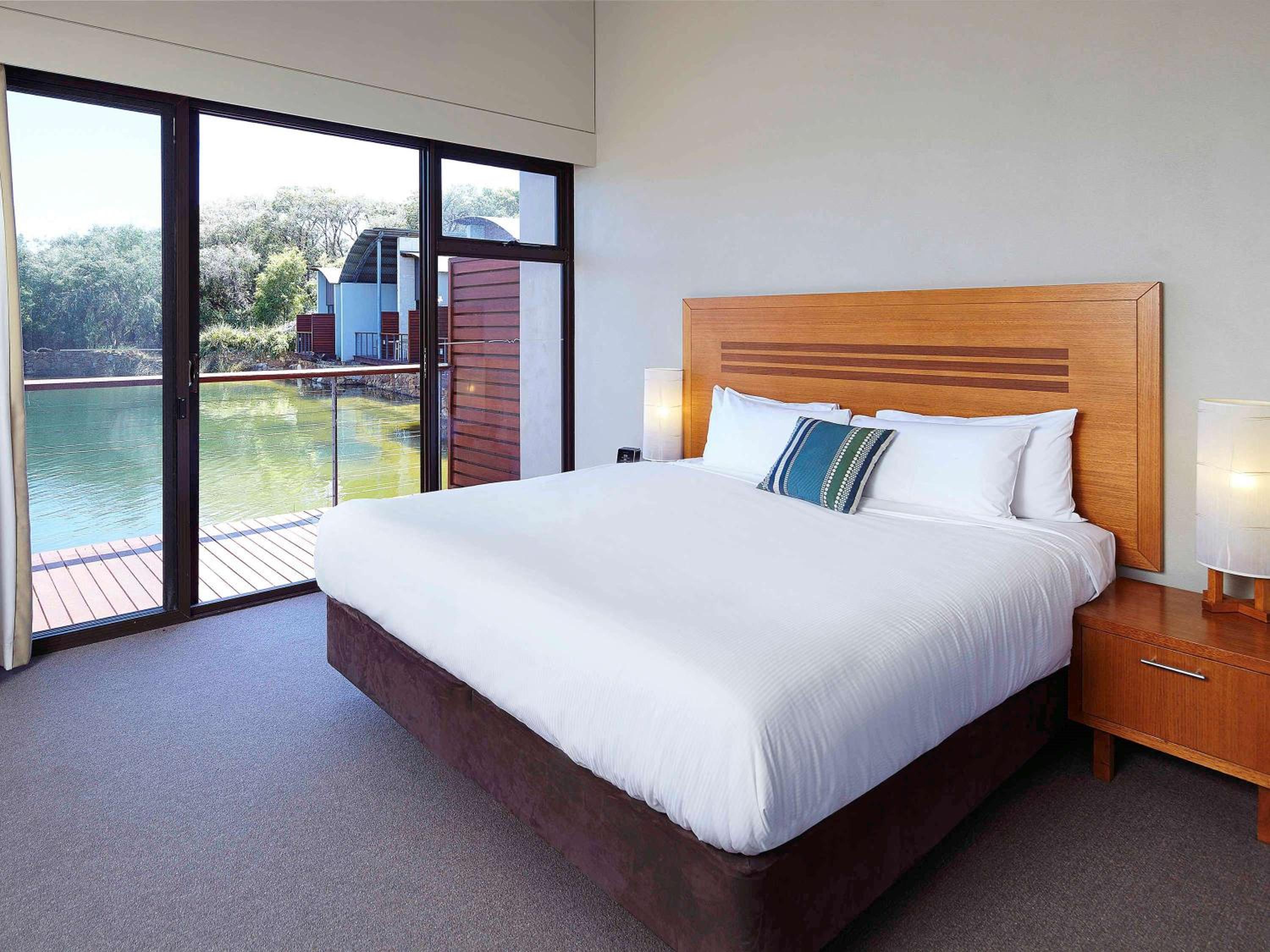 One-Bedroom Villa with Lake View - Photo 5