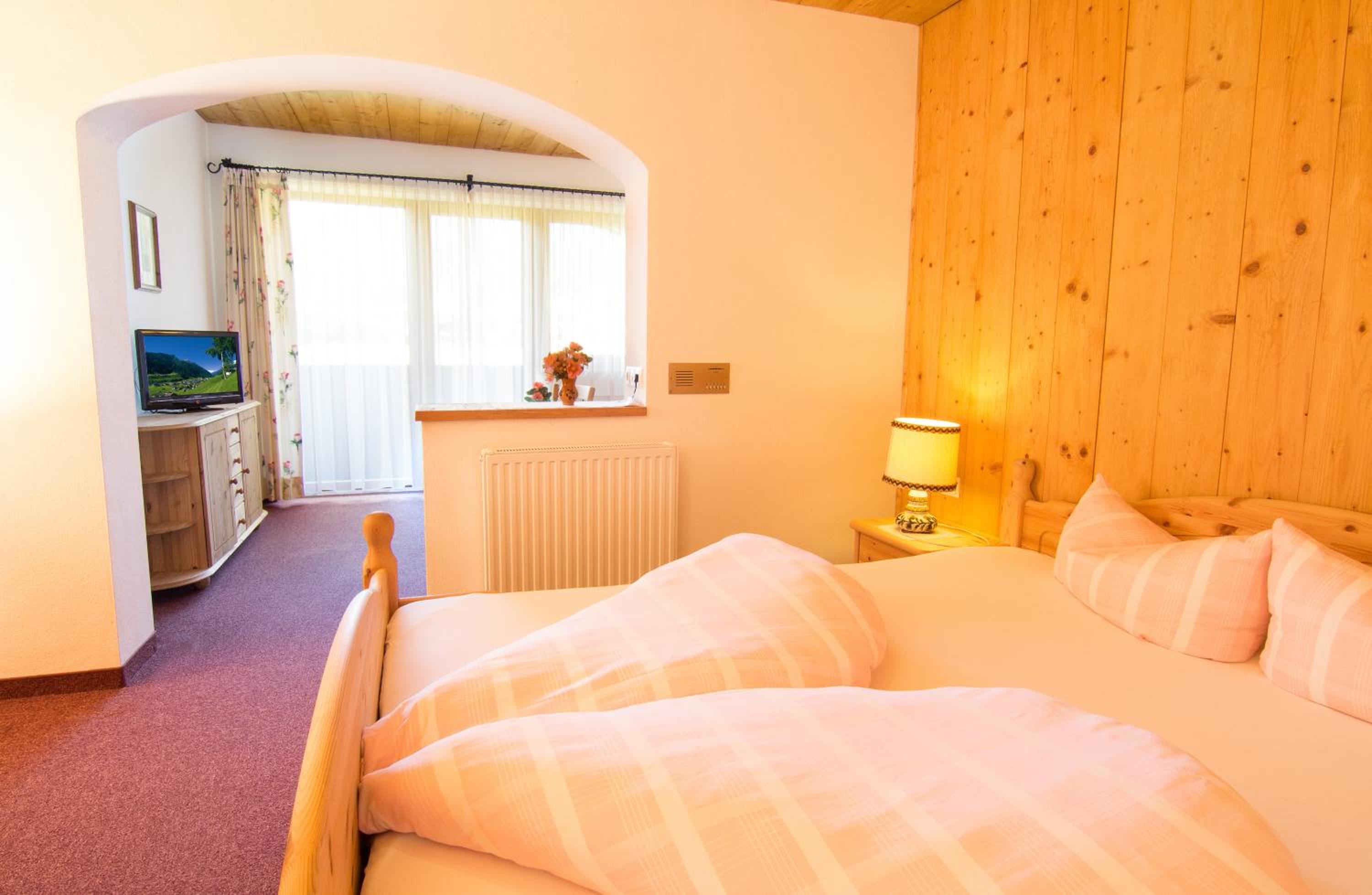 Quadruple Room with Mountain View photo 2