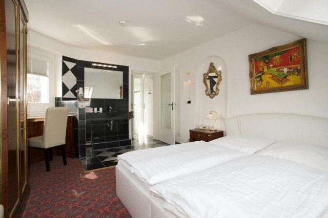 Double or Twin Room - Photo 4