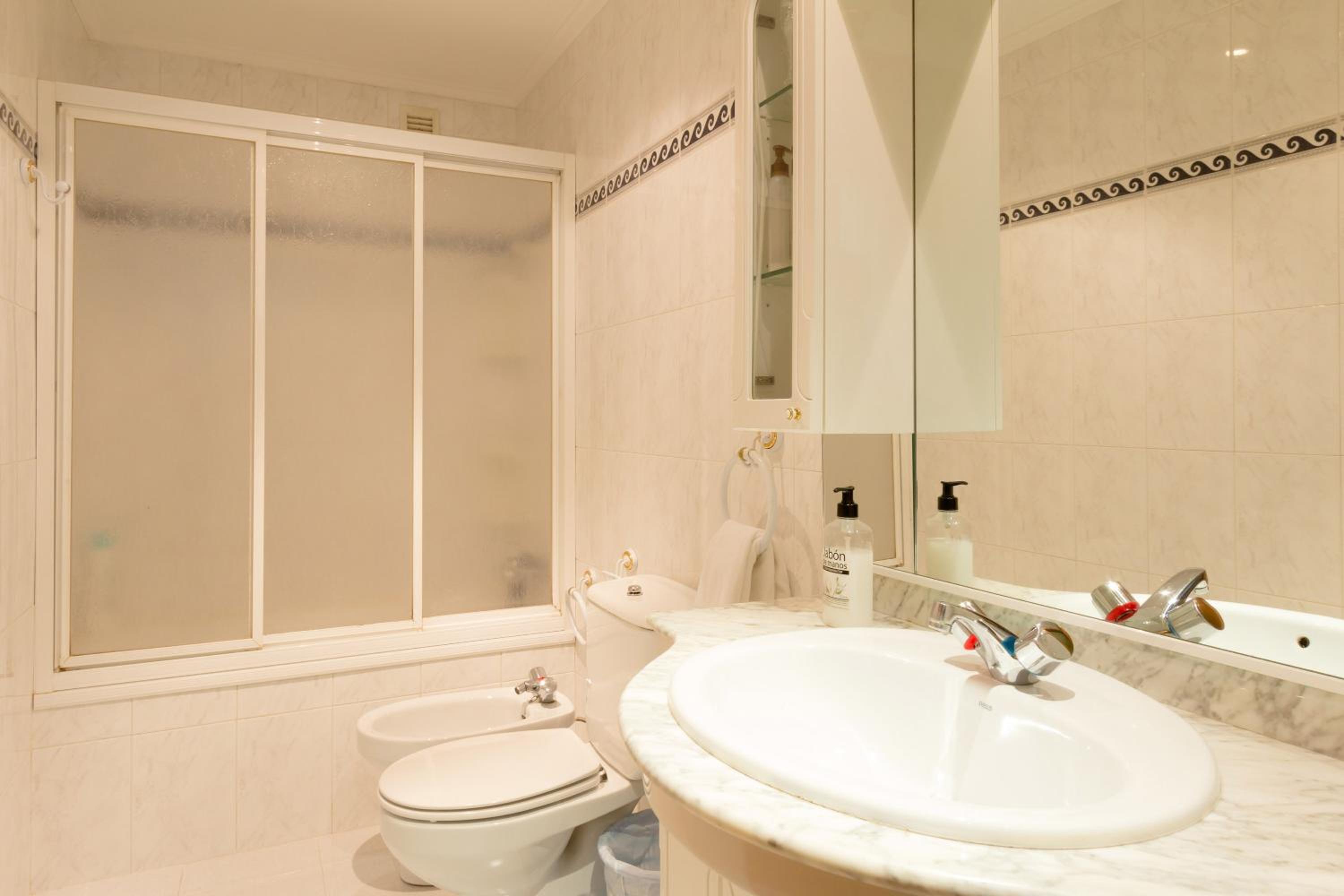 Twin Room with Shared Bathroom photo 3