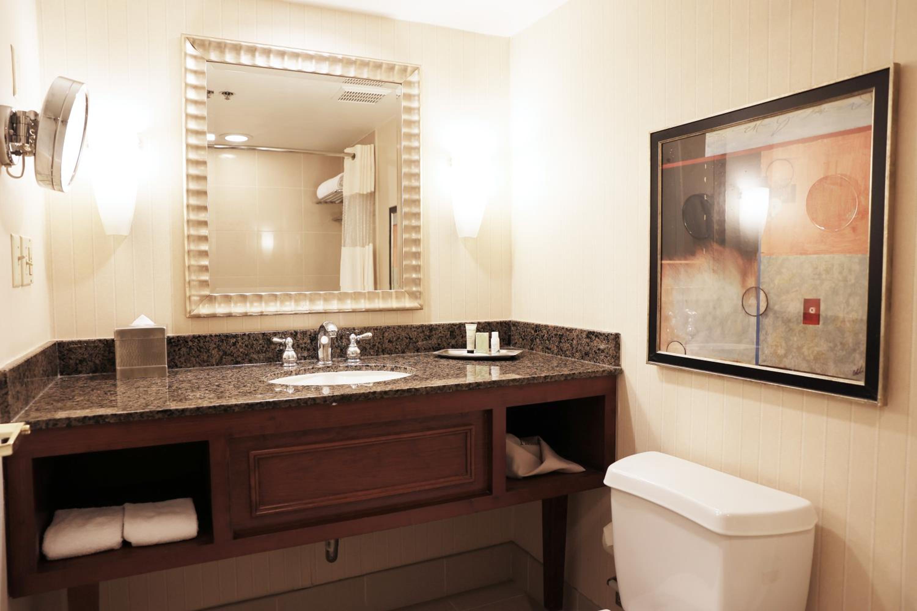 Queen Room with Two Queen Beds - Photo 4