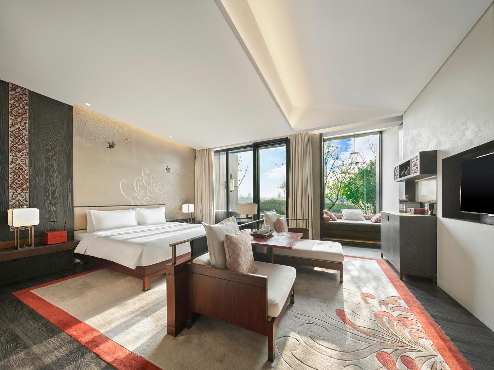 Deluxe Executive King Room with Lounge Access and Lake View or Garden View