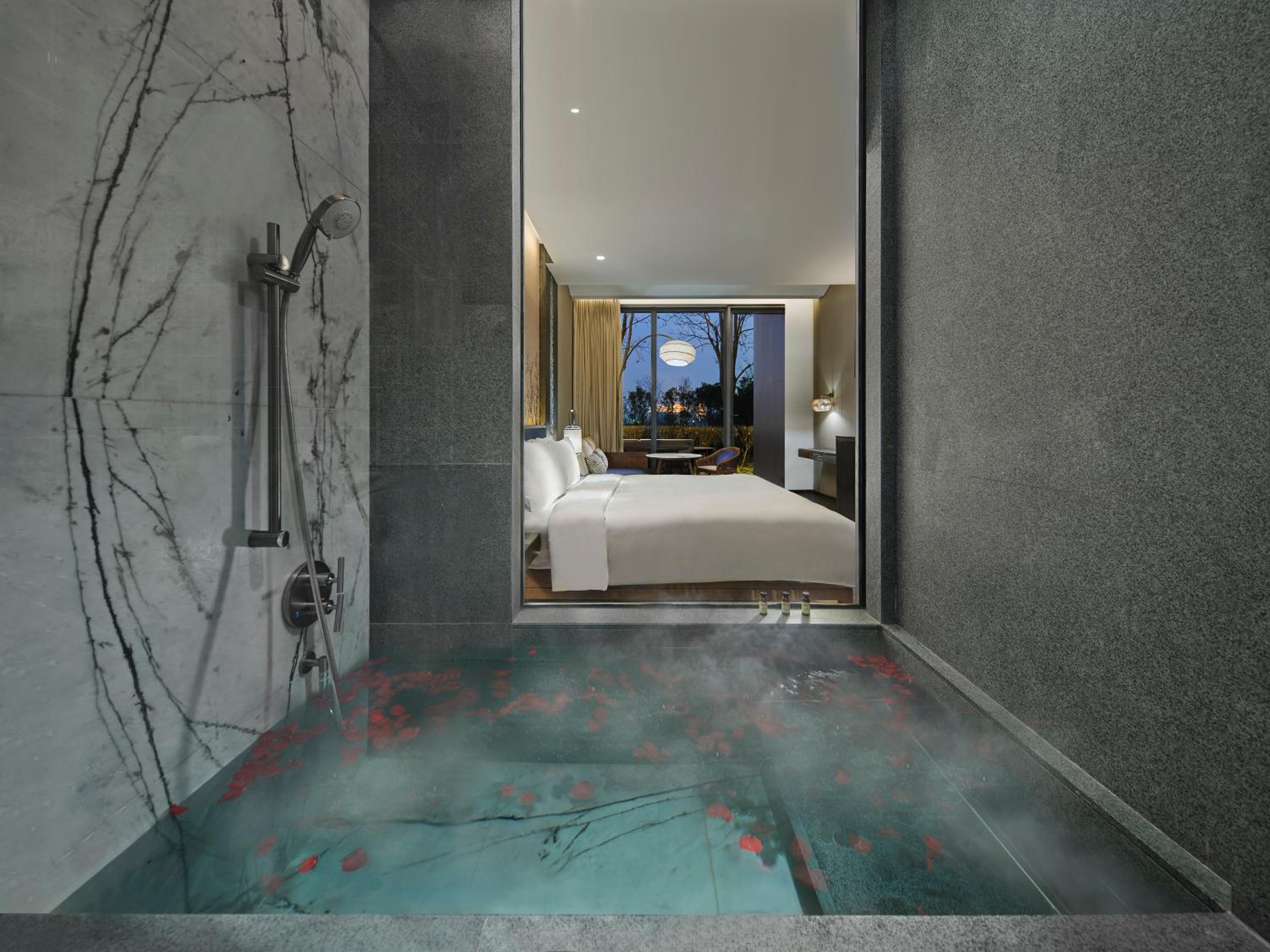Deluxe King Room with Garden View