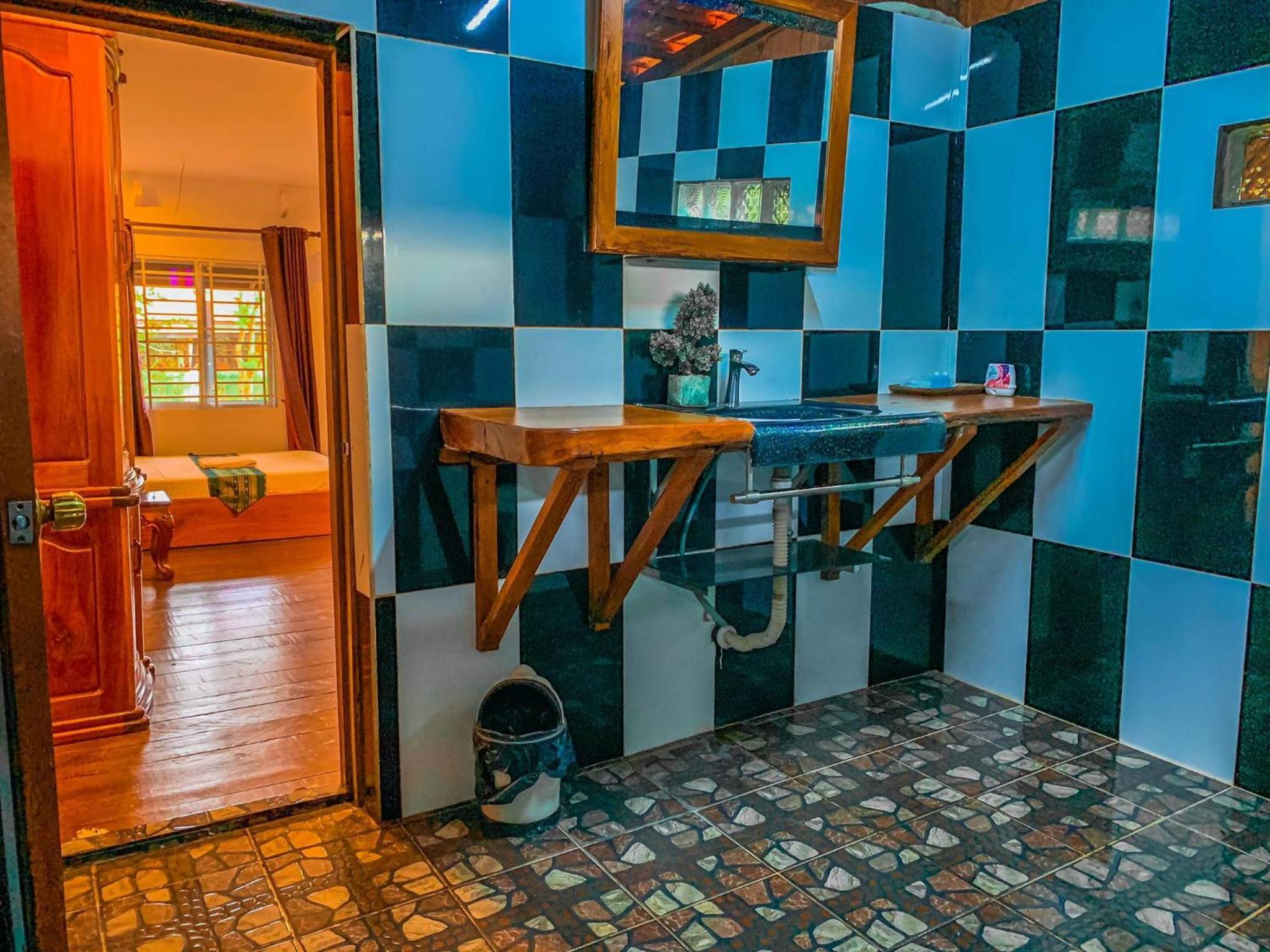 Deluxe Bungalow with Garden View - Photo 8