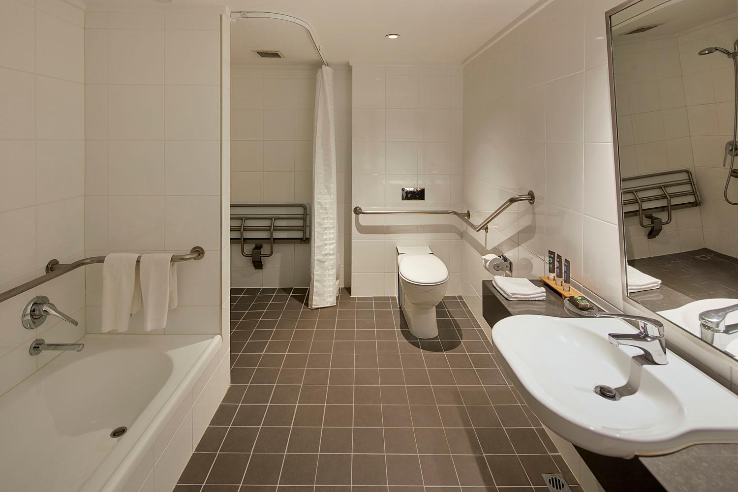 Accessible Room with King Bed - Photo 2