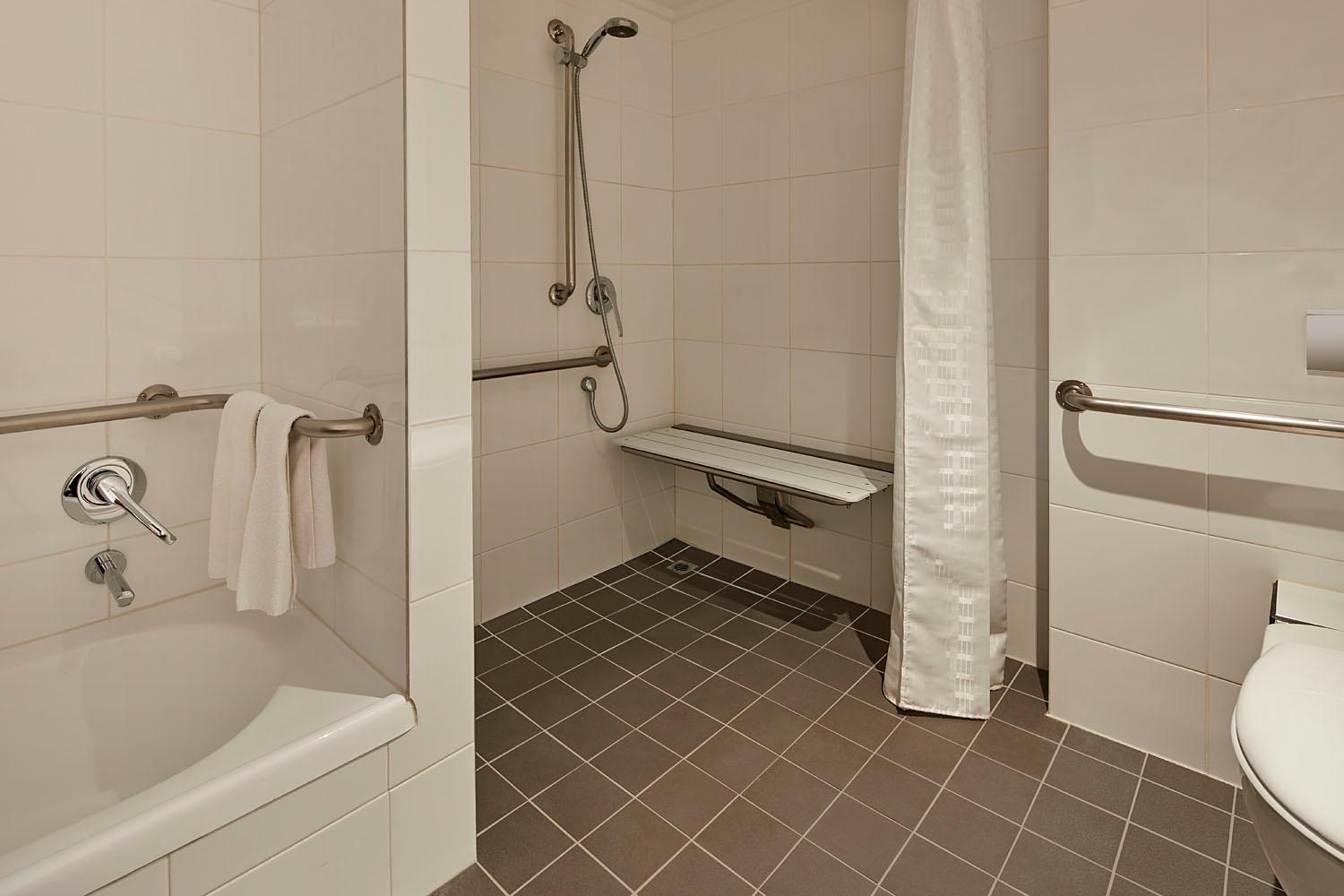 Accessible Room with King Bed - Photo 4