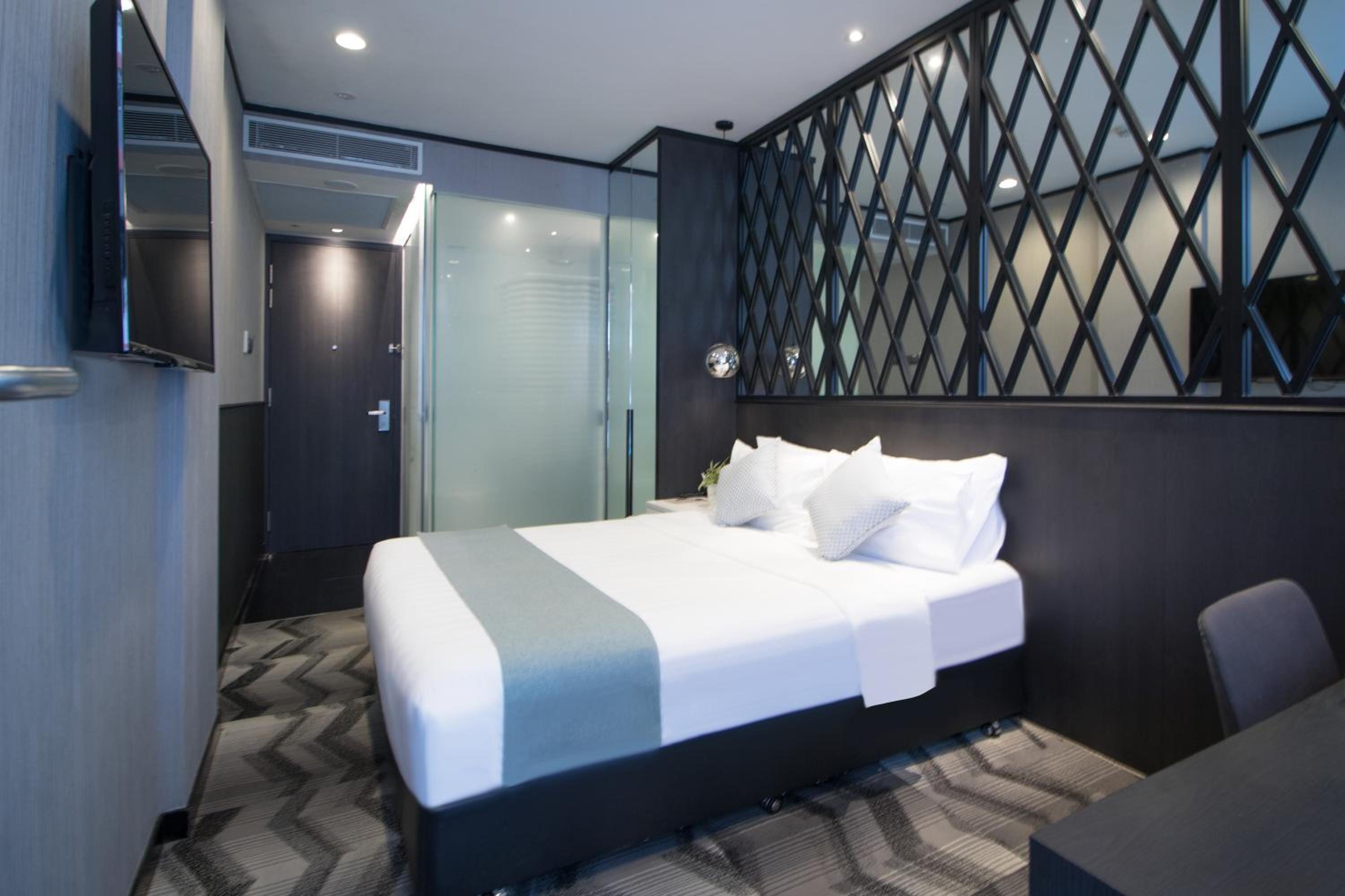 Deluxe Queen Room with Pool Access thumbnail 6