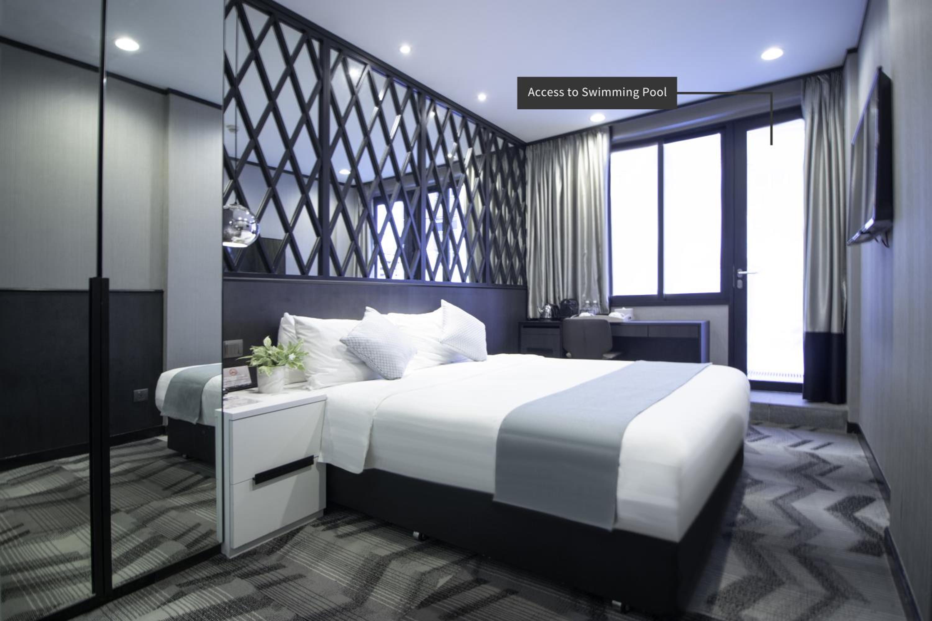 Deluxe Queen Room with Pool Access thumbnail 5