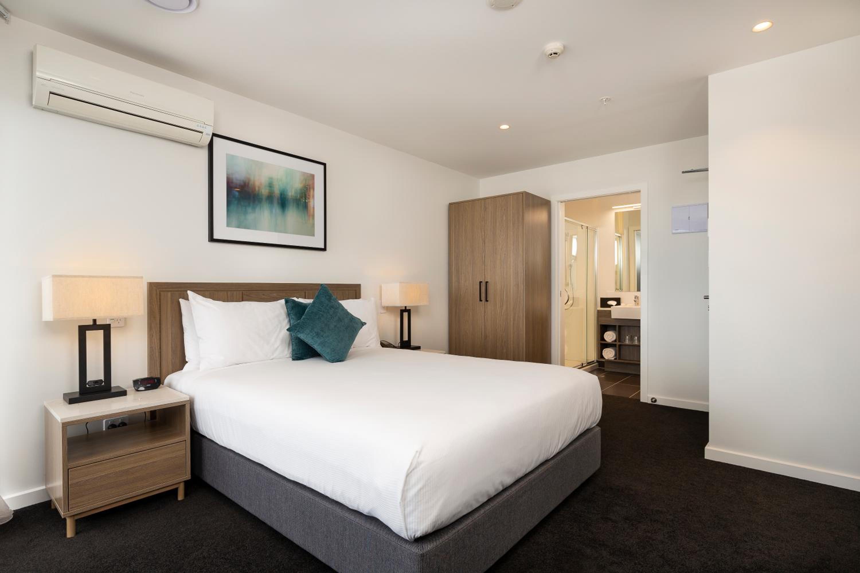 Deluxe Hotel Room with Balcony photo 2