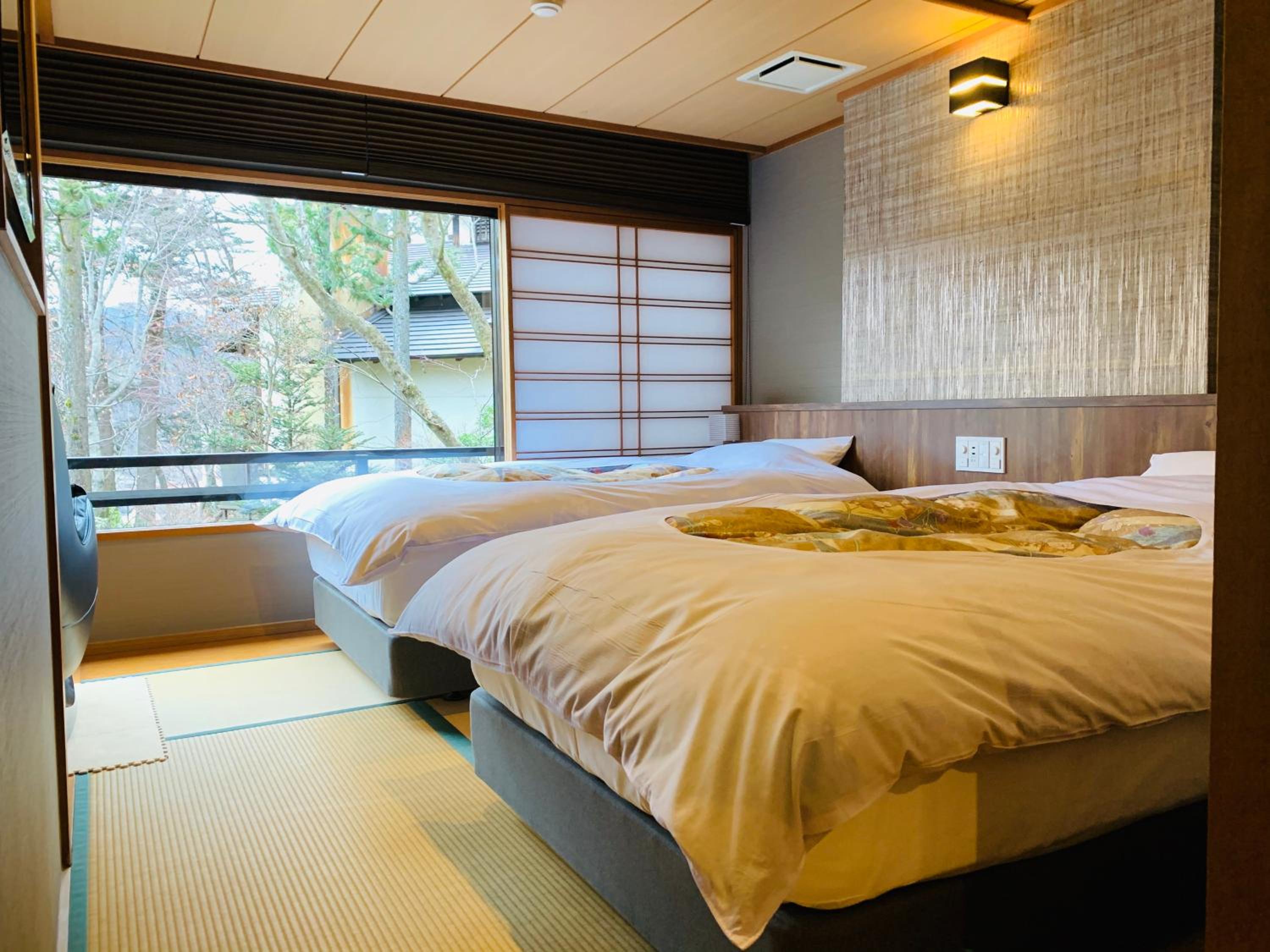 Deluxe Double Room with Bath thumbnail 6