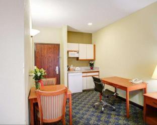 Efficiency King Suite with Sofa - Disability Access/Non Smoking photo 1