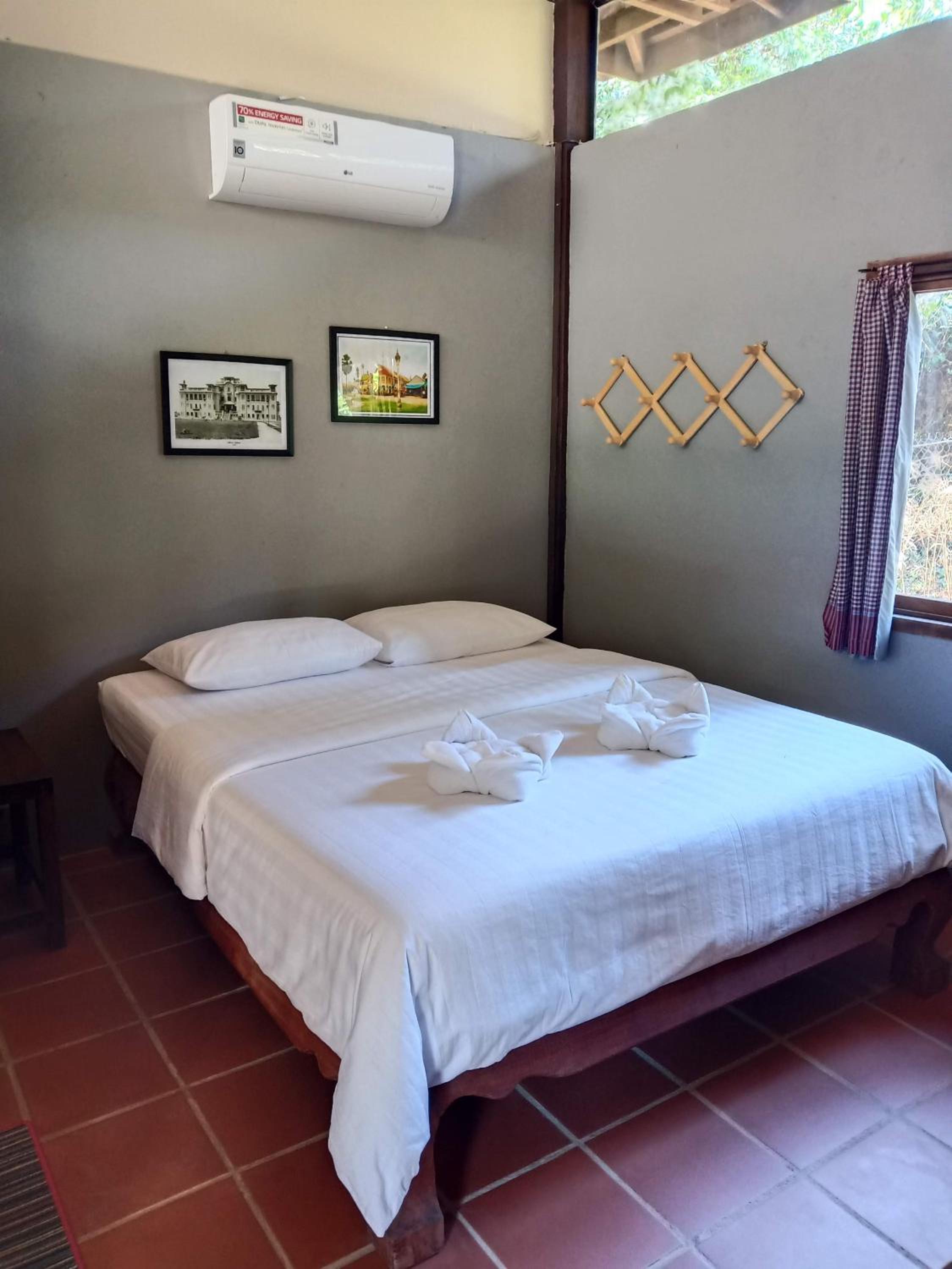 Superior Bungalow - Photo 2