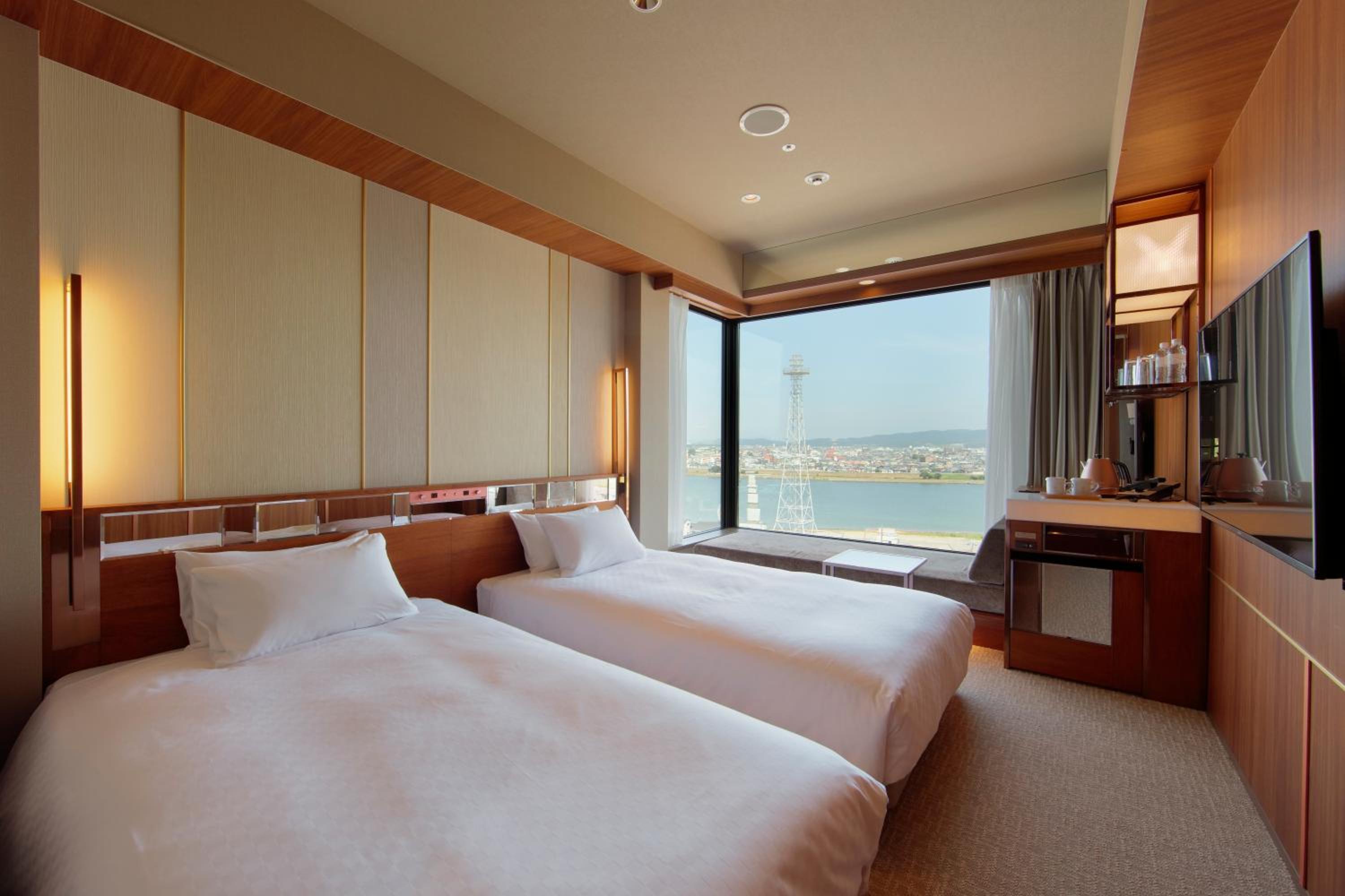 Corner Twin Room with Sofa Bed - Non-Smoking