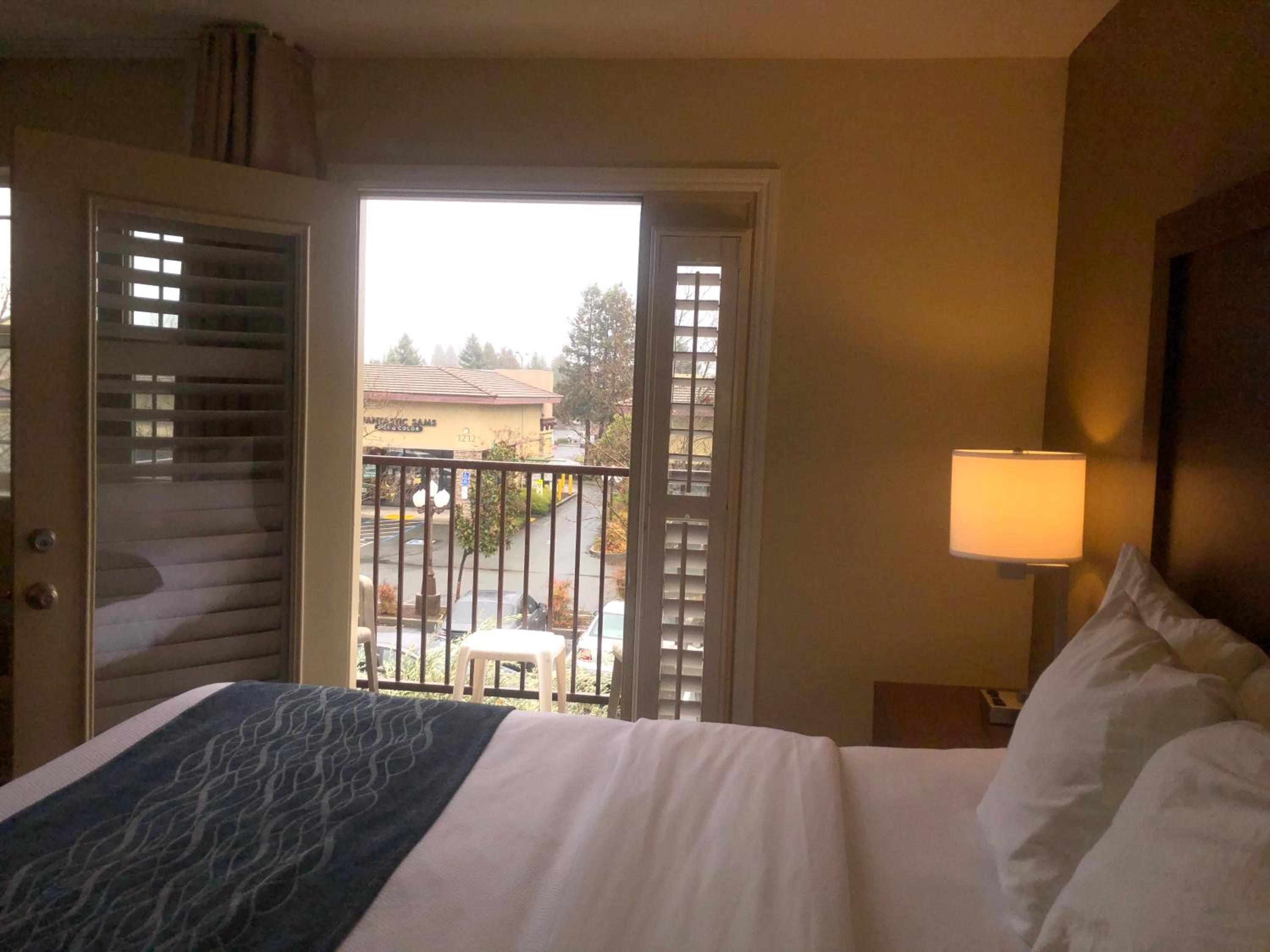 King Suite with Balcony - Non-Smoking - Photo 5