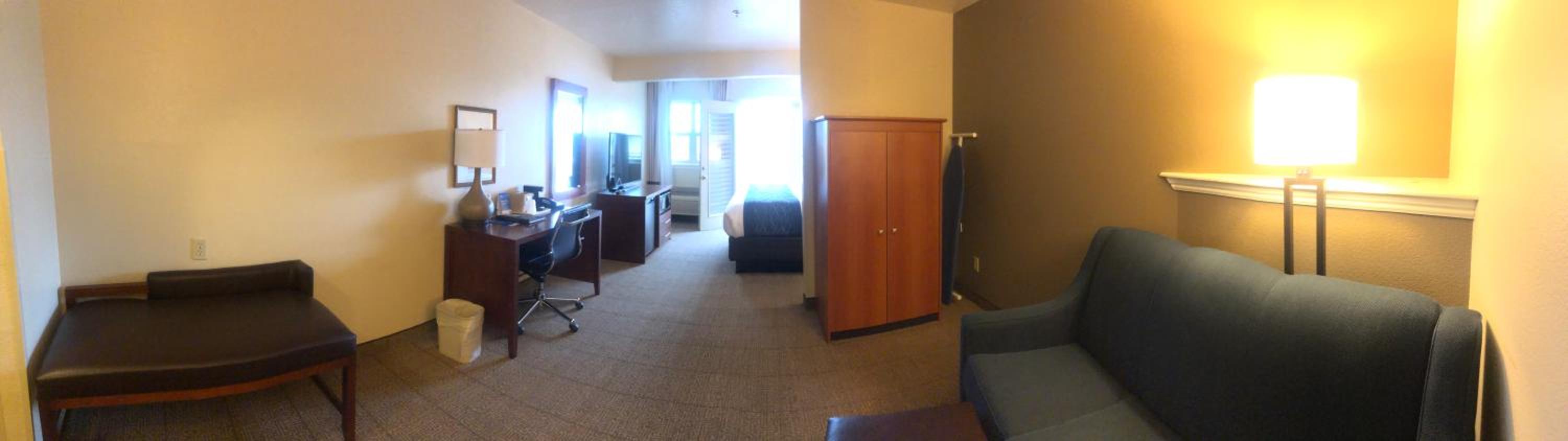 King Suite with Balcony - Non-Smoking - Photo 3