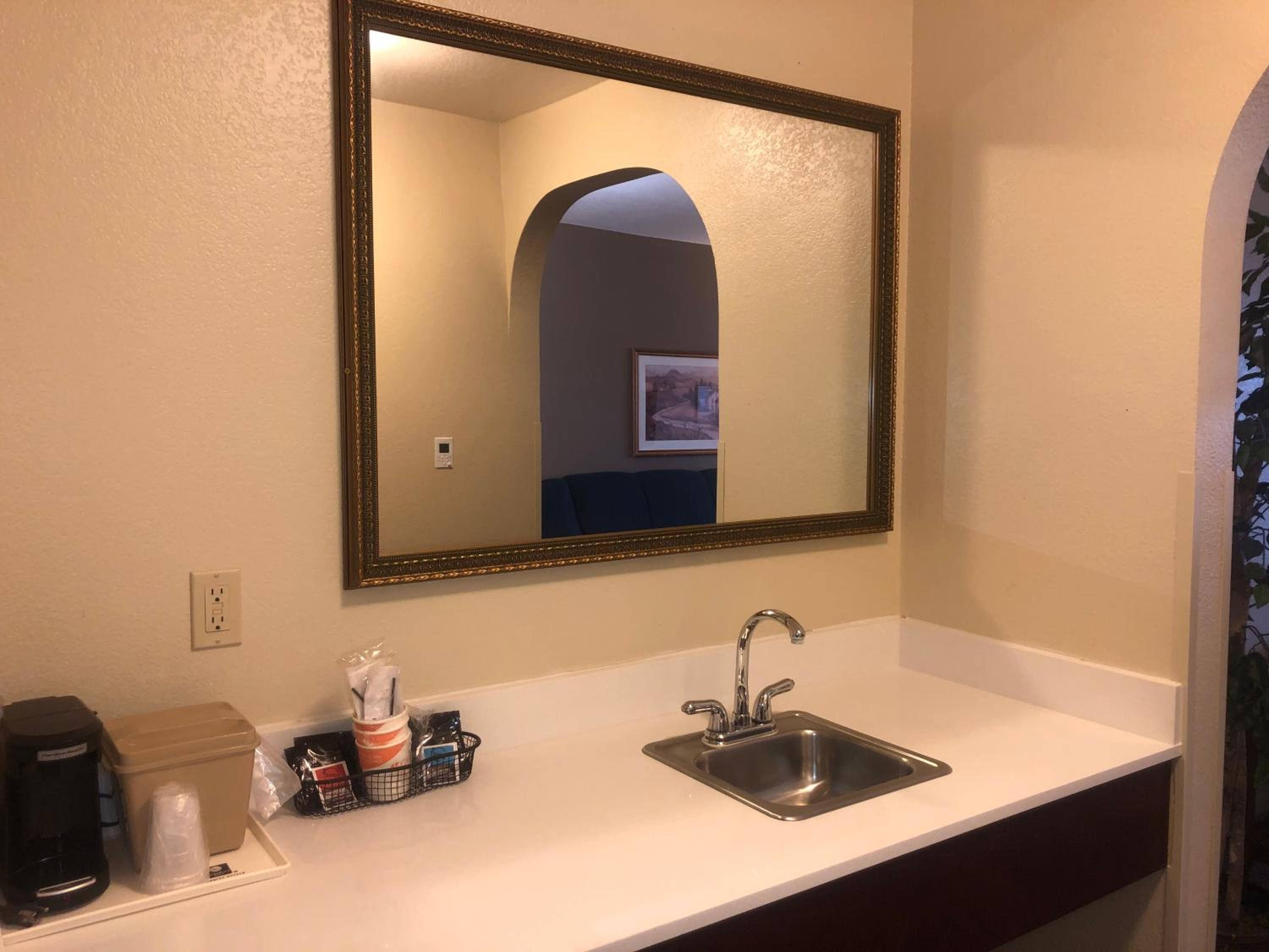 King Suite - Non-Smoking - Photo 5