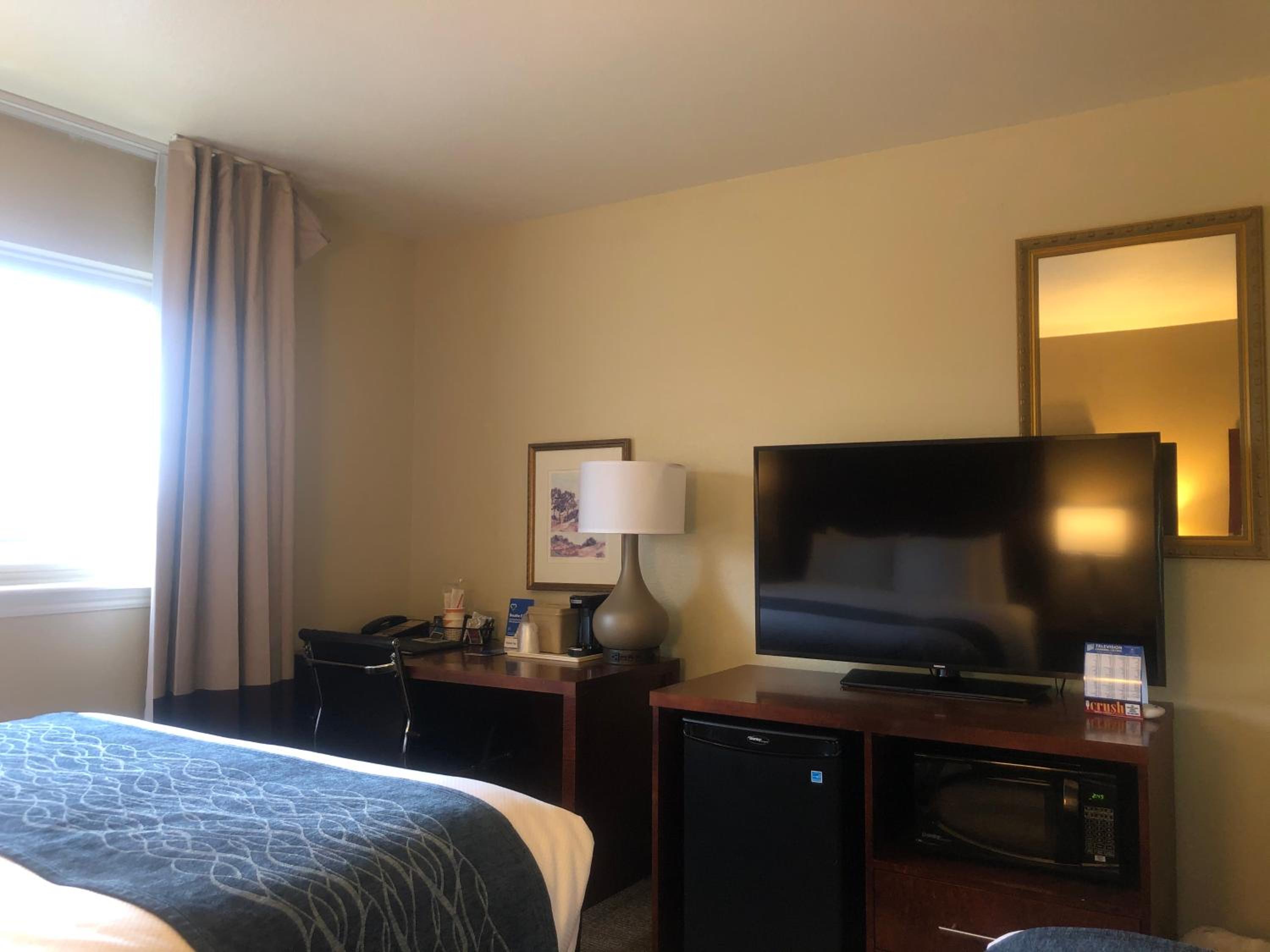 King Suite - Non-Smoking - Photo 2