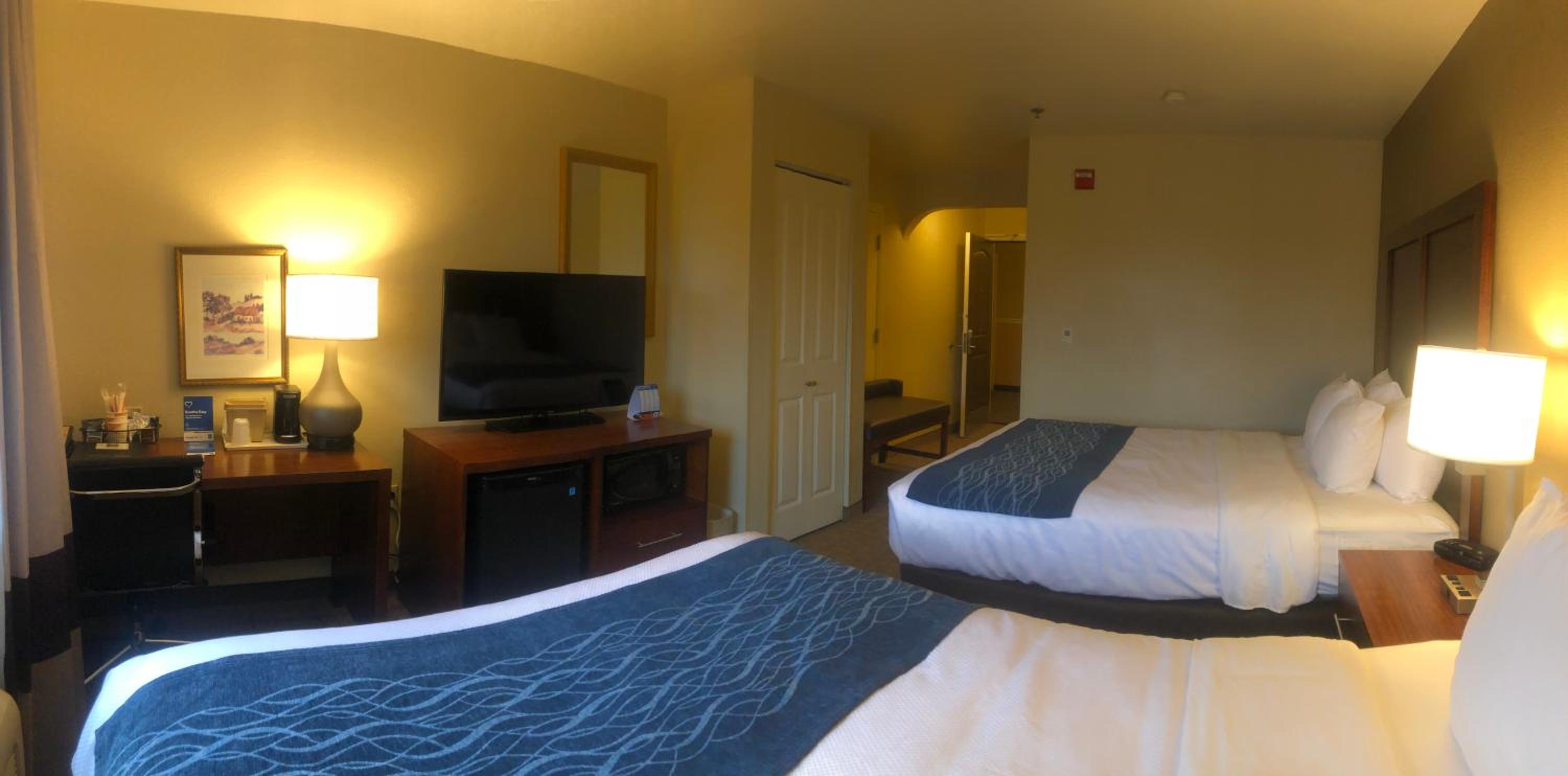 Queen Room with Two Queen Beds - Accessible/Non-Smoking  - Photo 2