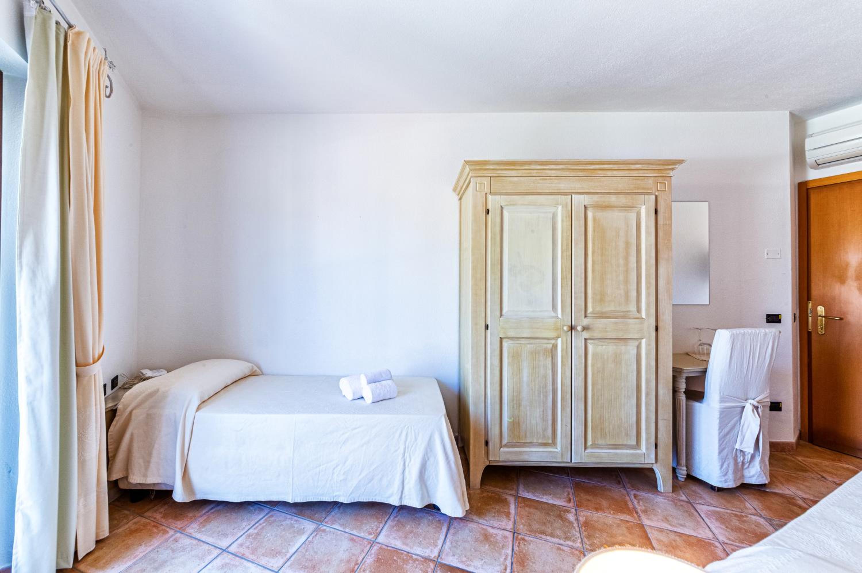 Double Room with Balcony - Photo 12
