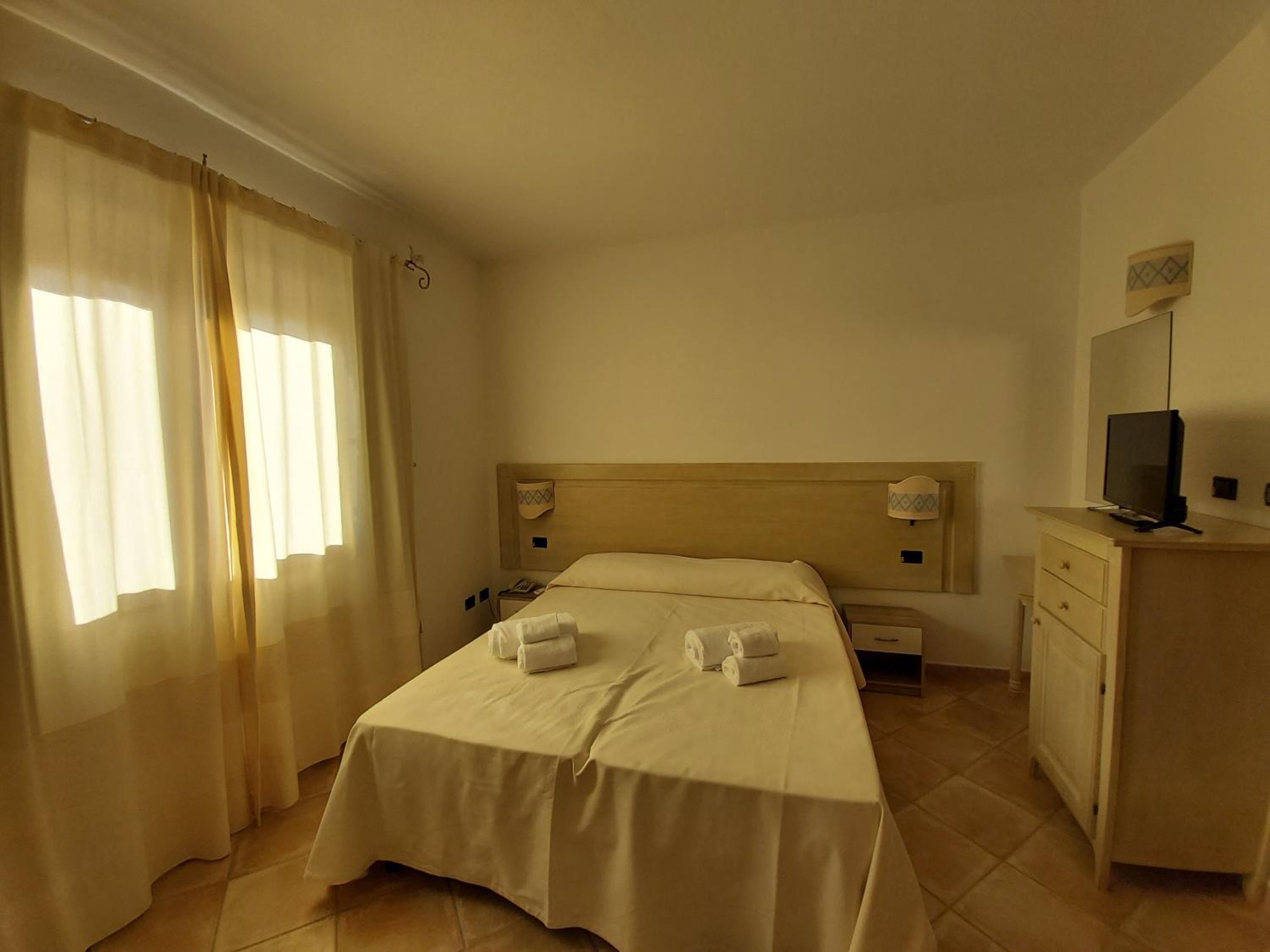 Standard Double Room - Photo 16