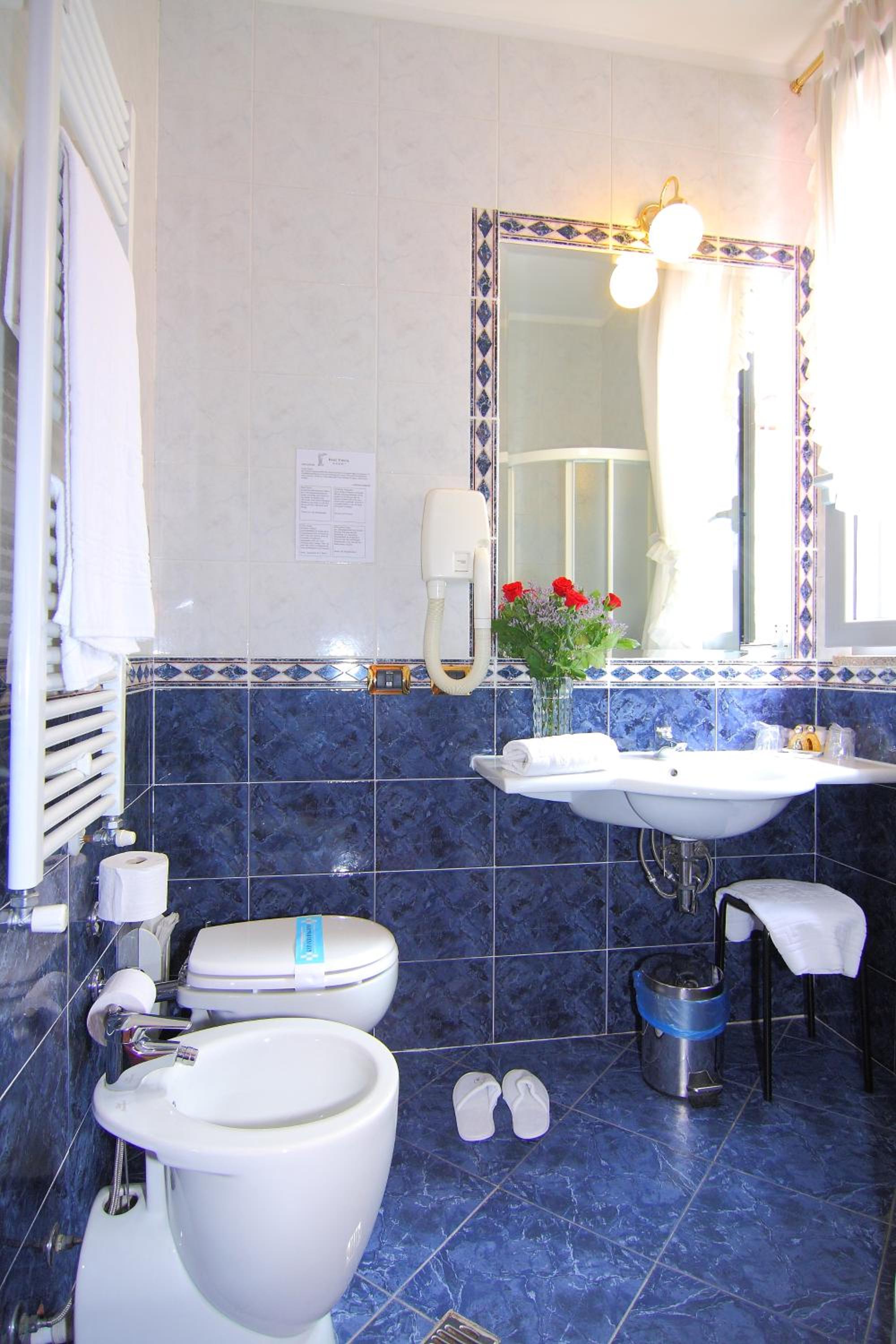 Superior Double Room thumbnail 5