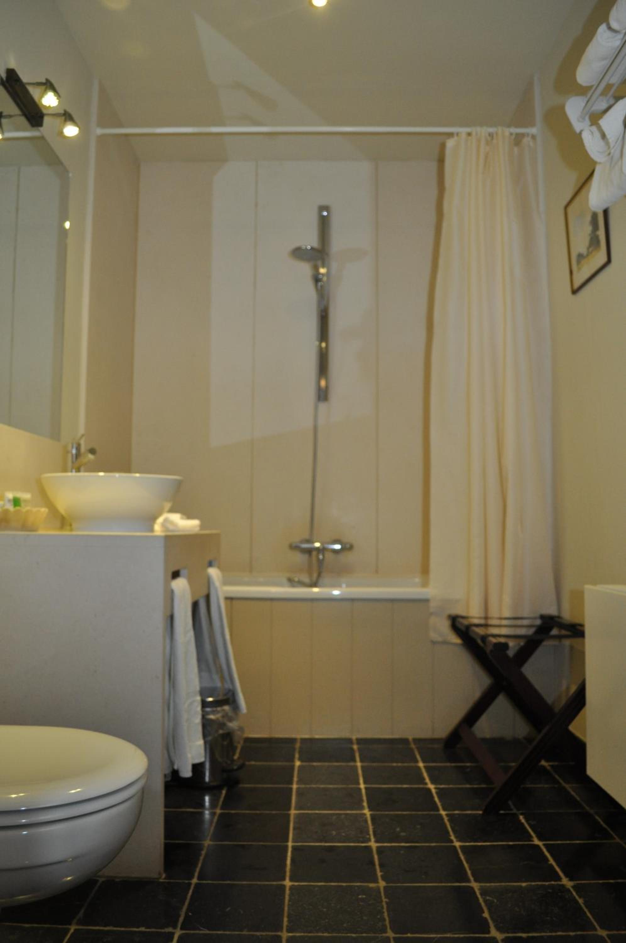 Standard Double Room - Photo 12