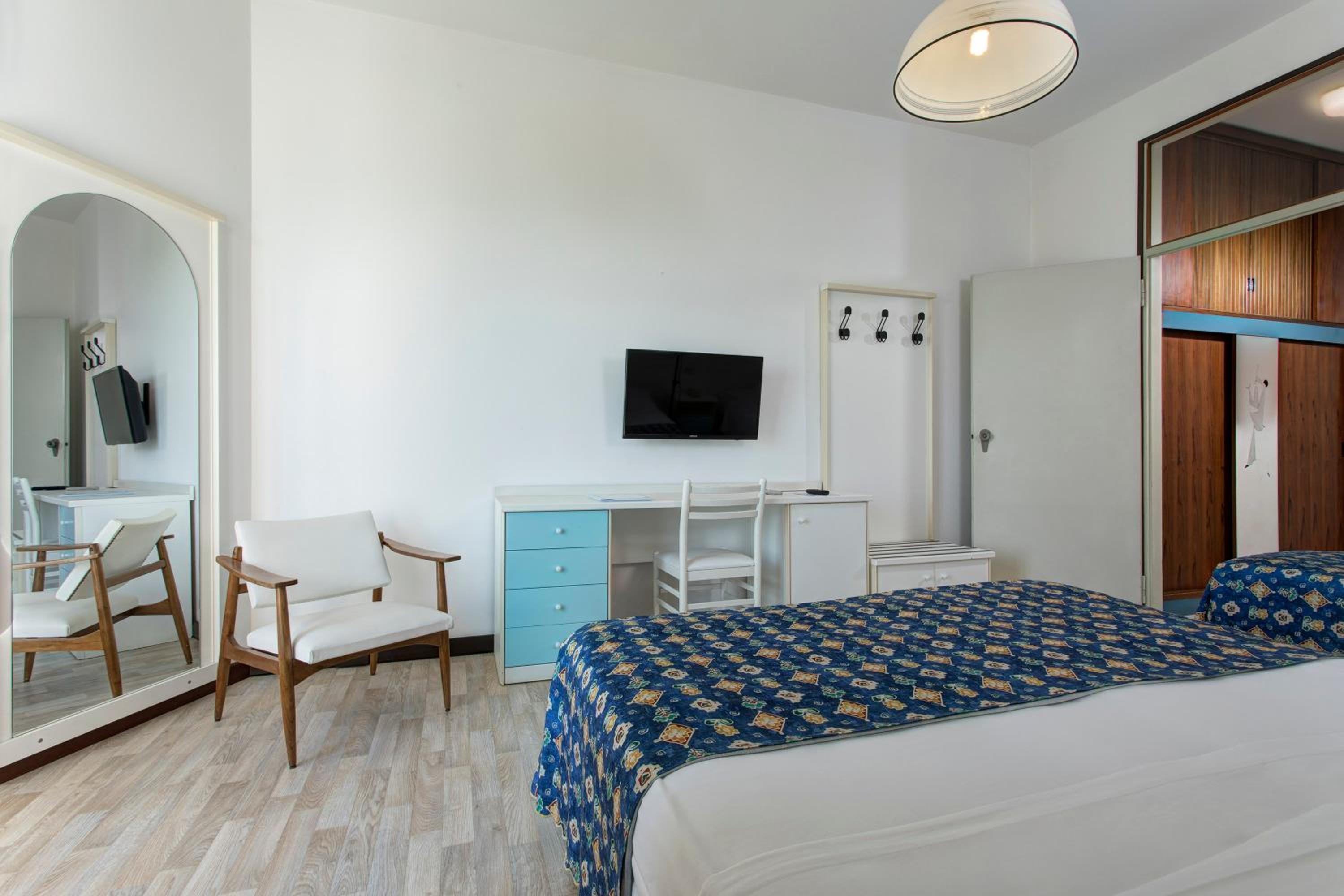 Triple Room with balcony and side Sea View photo 2