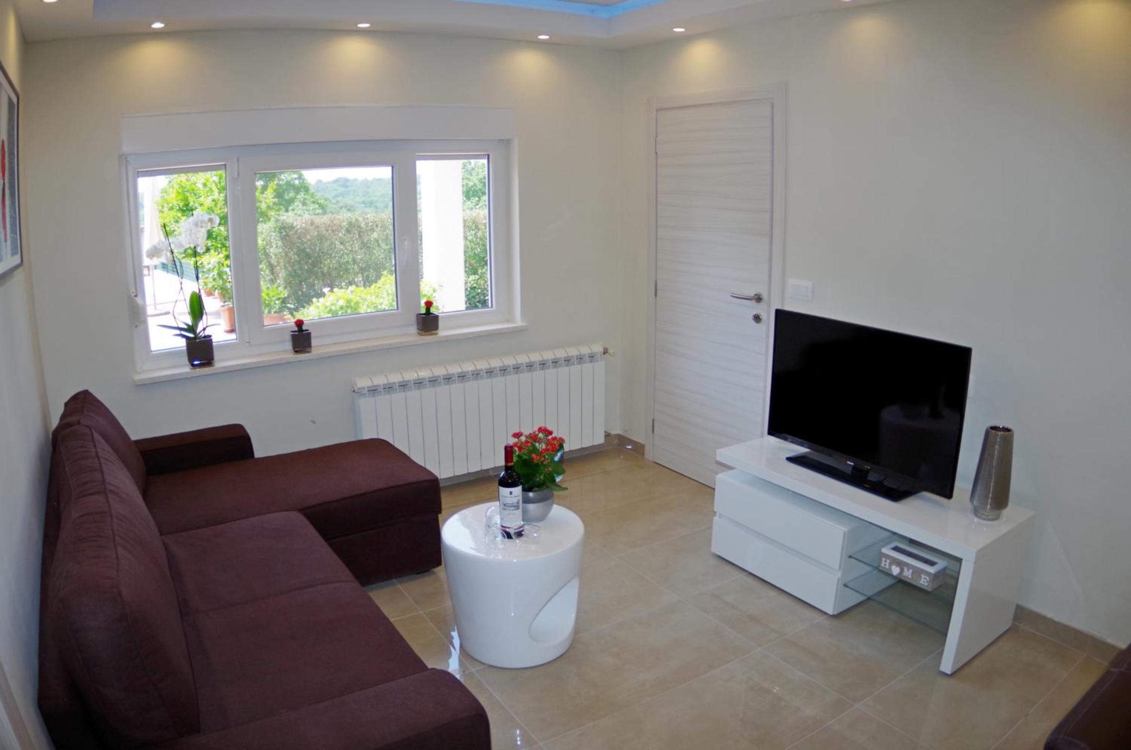 Five-Bedroom House photo 1