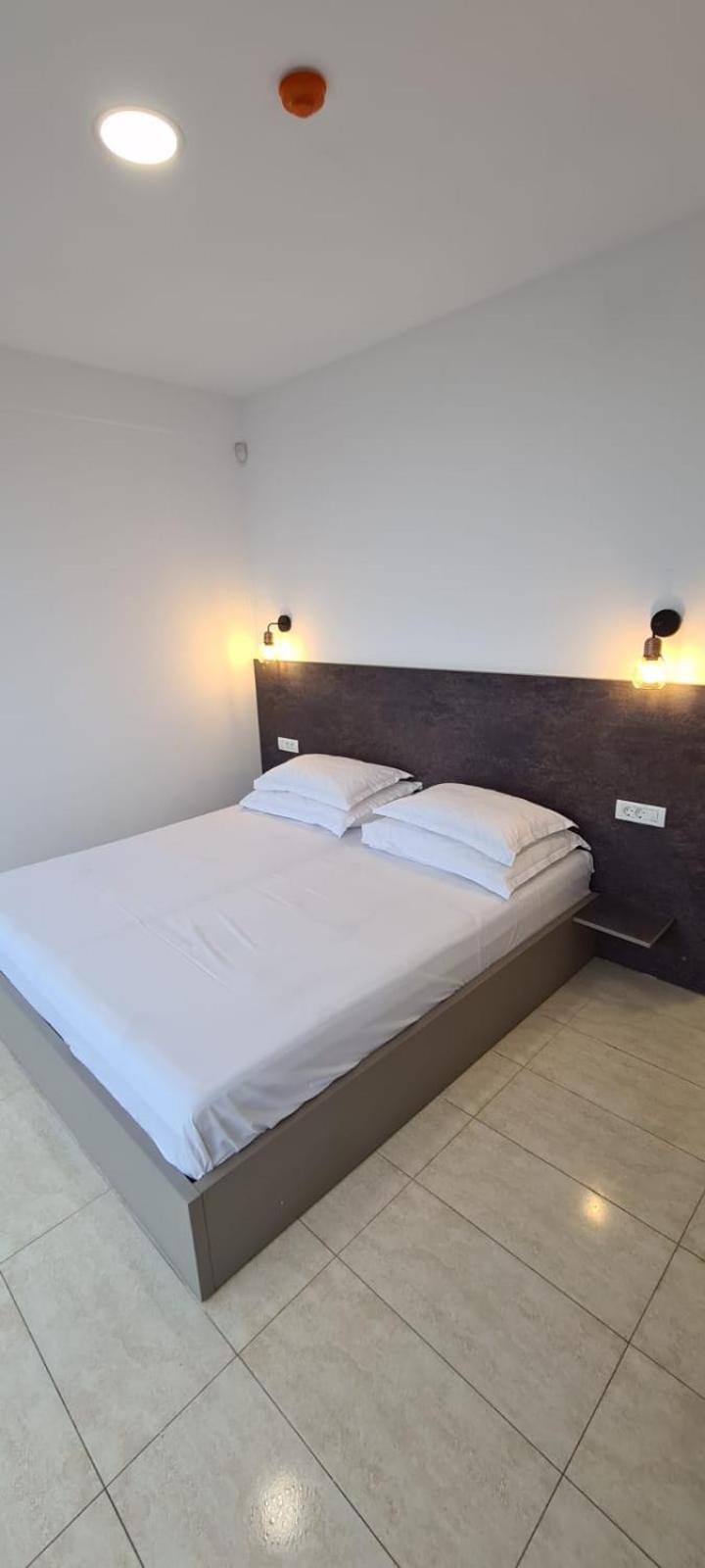 Standard Double Room - Photo 15