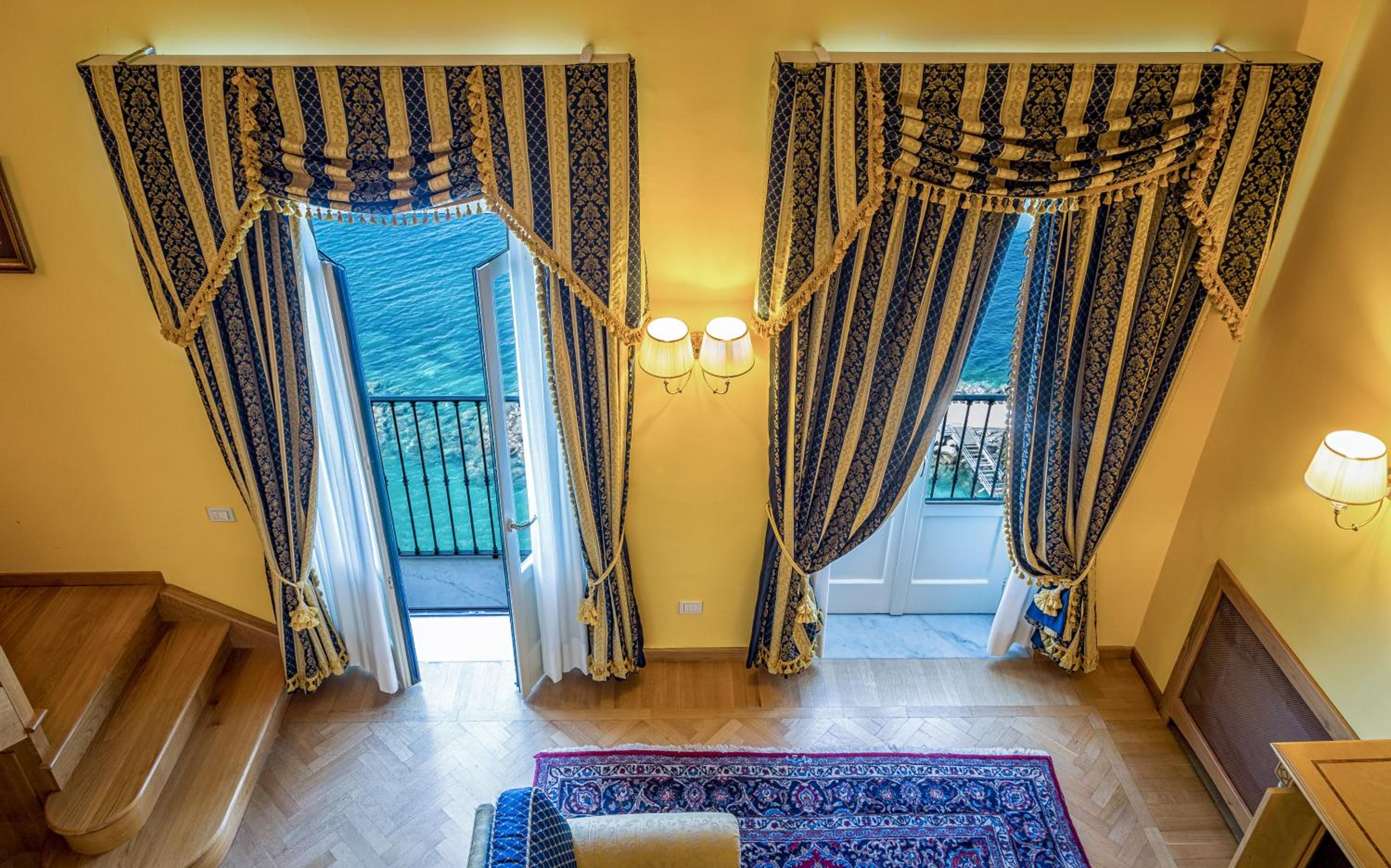 Deluxe Suite with Sea View - Photo 4