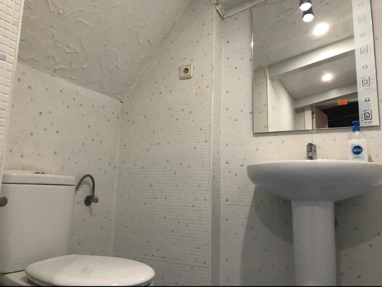 Family Room with Private Bathroom - Photo 5