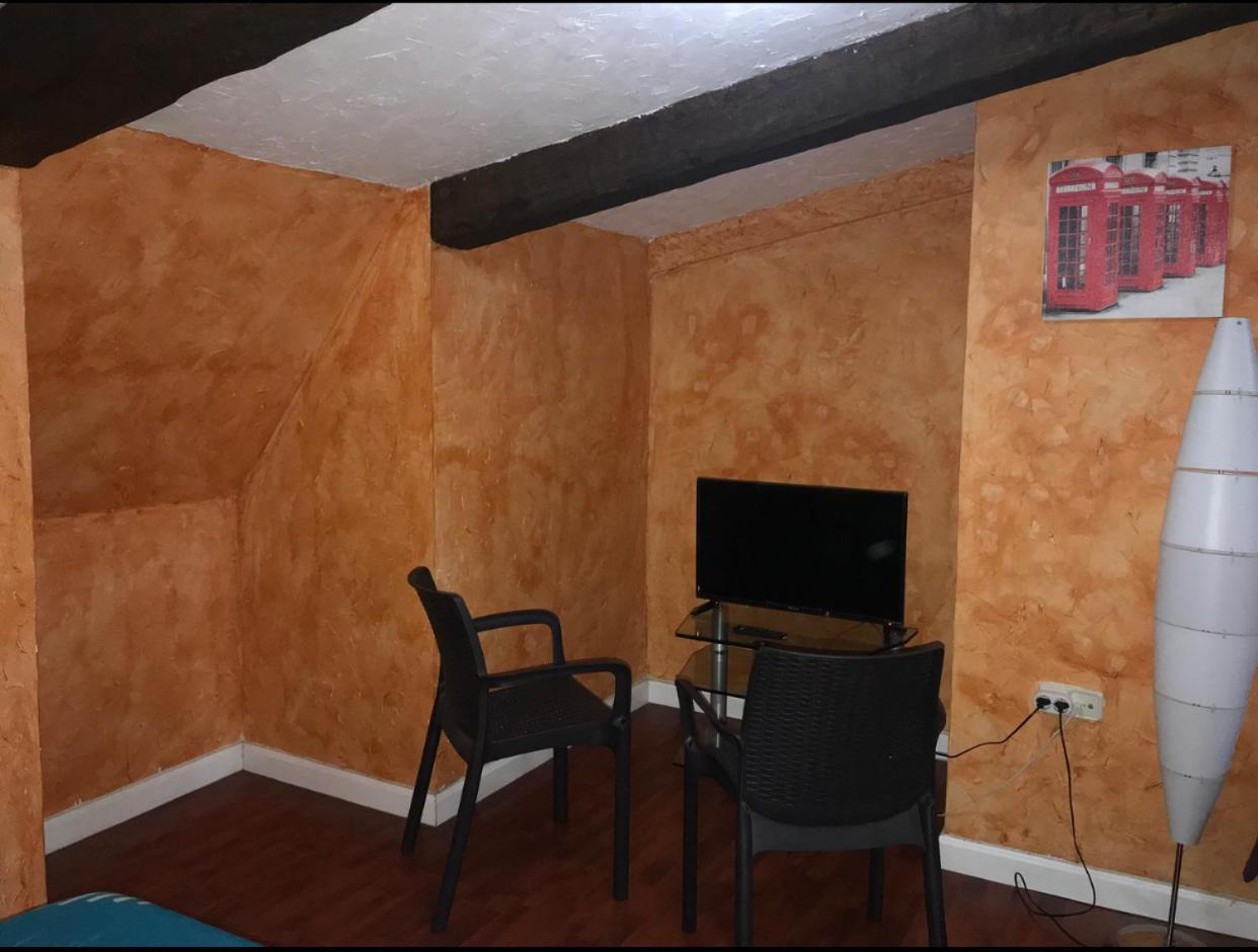 Family Room with Private Bathroom - Photo 2