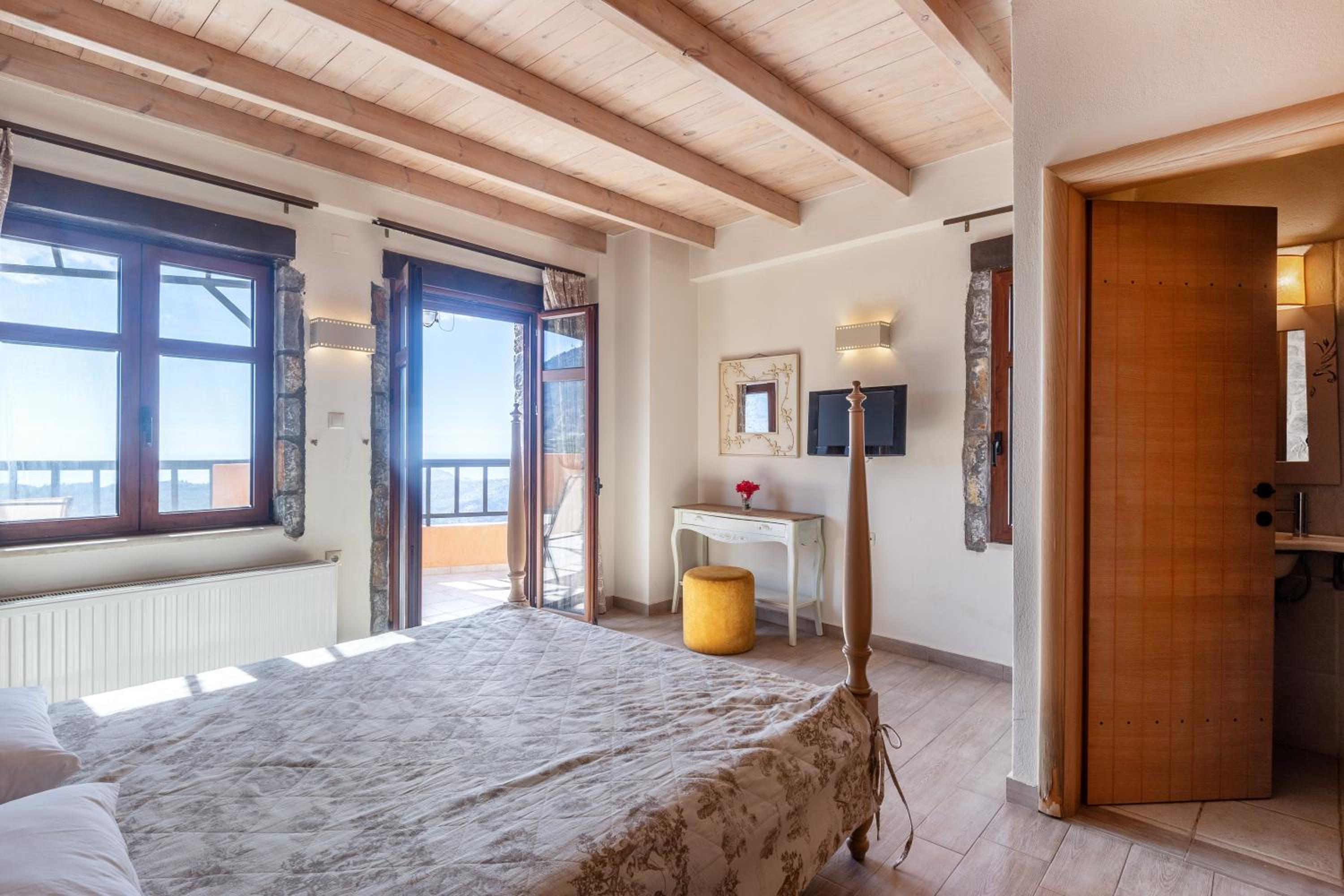 Deluxe Jacuzzi Maisonette with Sea View